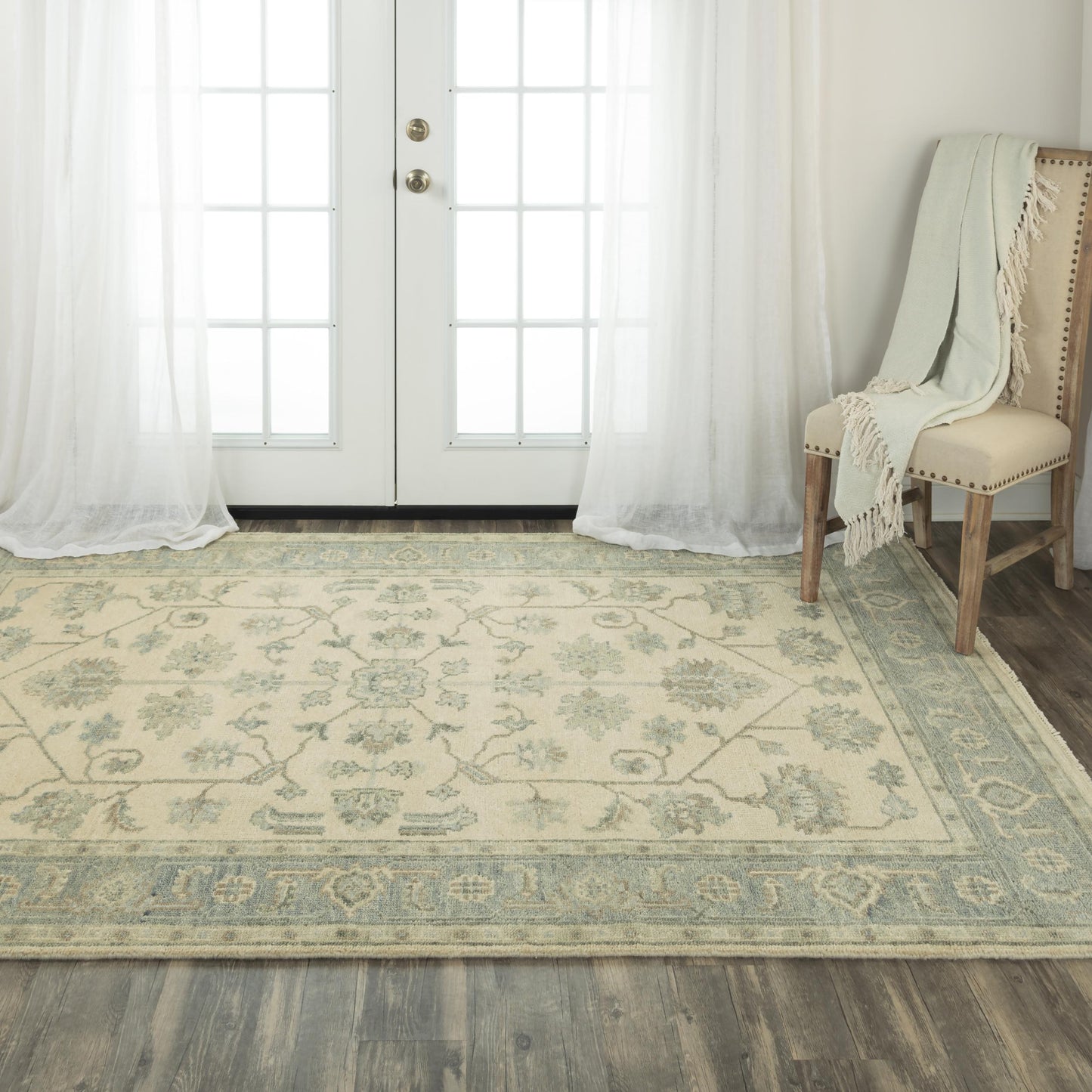 Traditional 8' x 10' rug