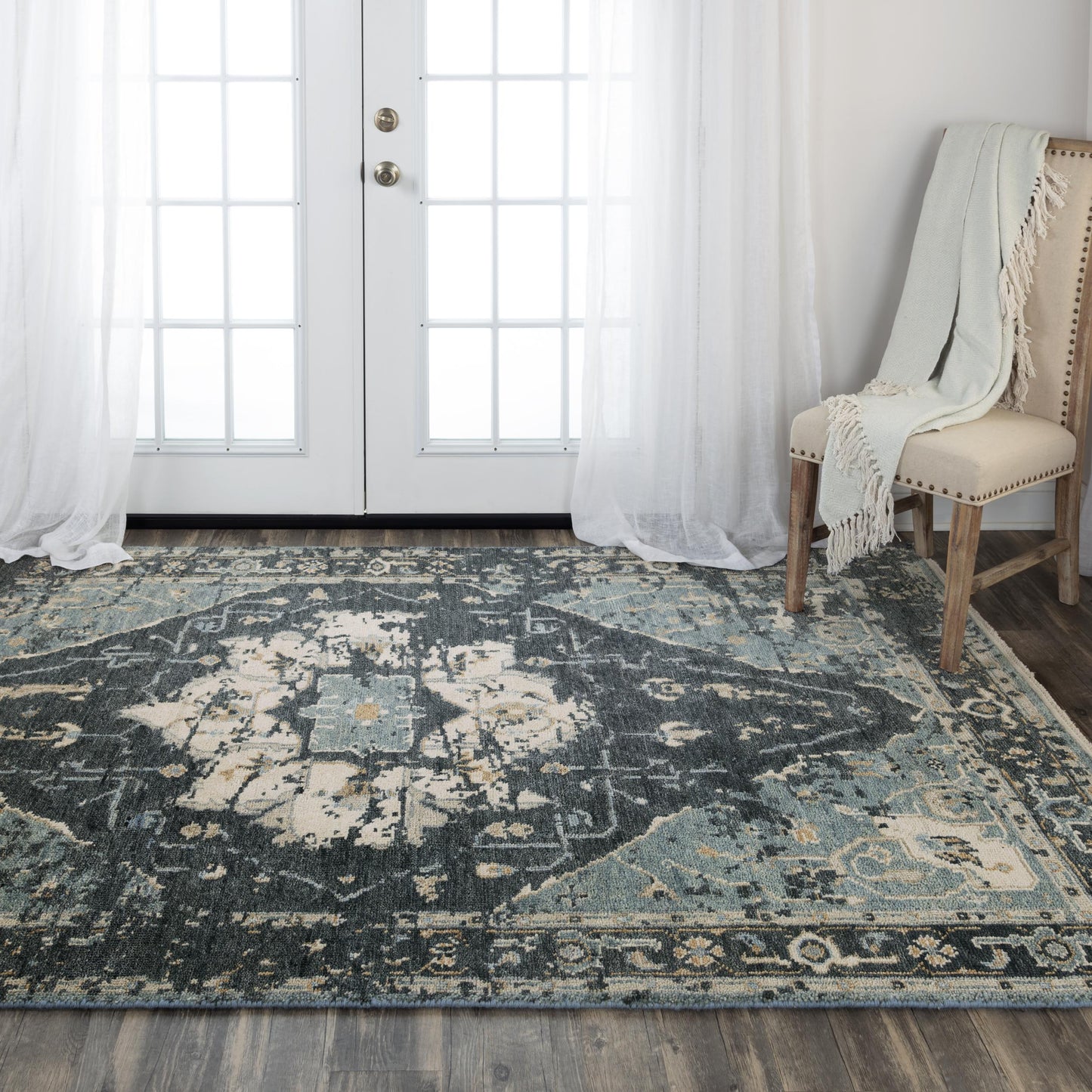 Belmont traditional rug, 2' x 3'.