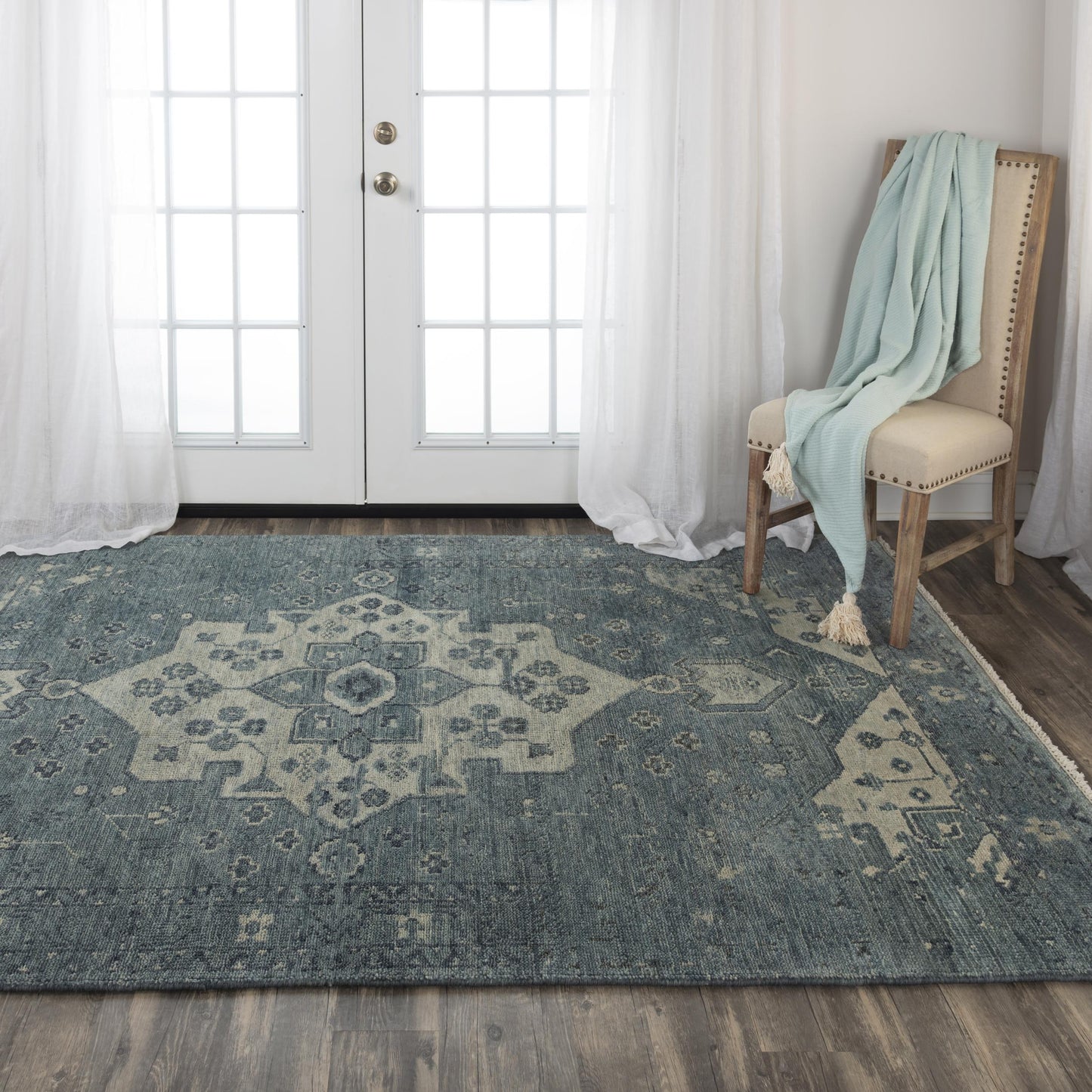 Traditional rug, 6' x 9'.