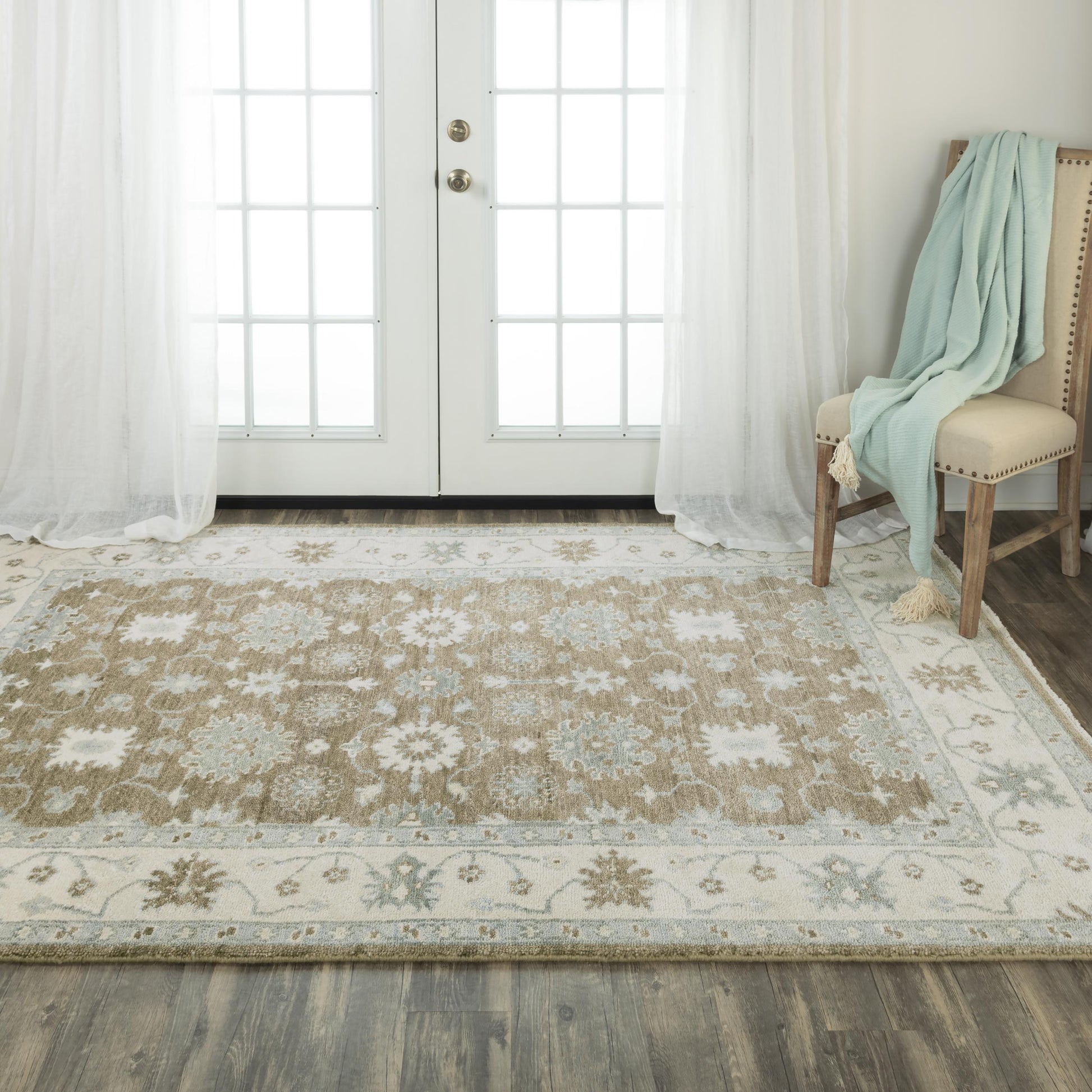 Traditional rug, 2' x 3'.