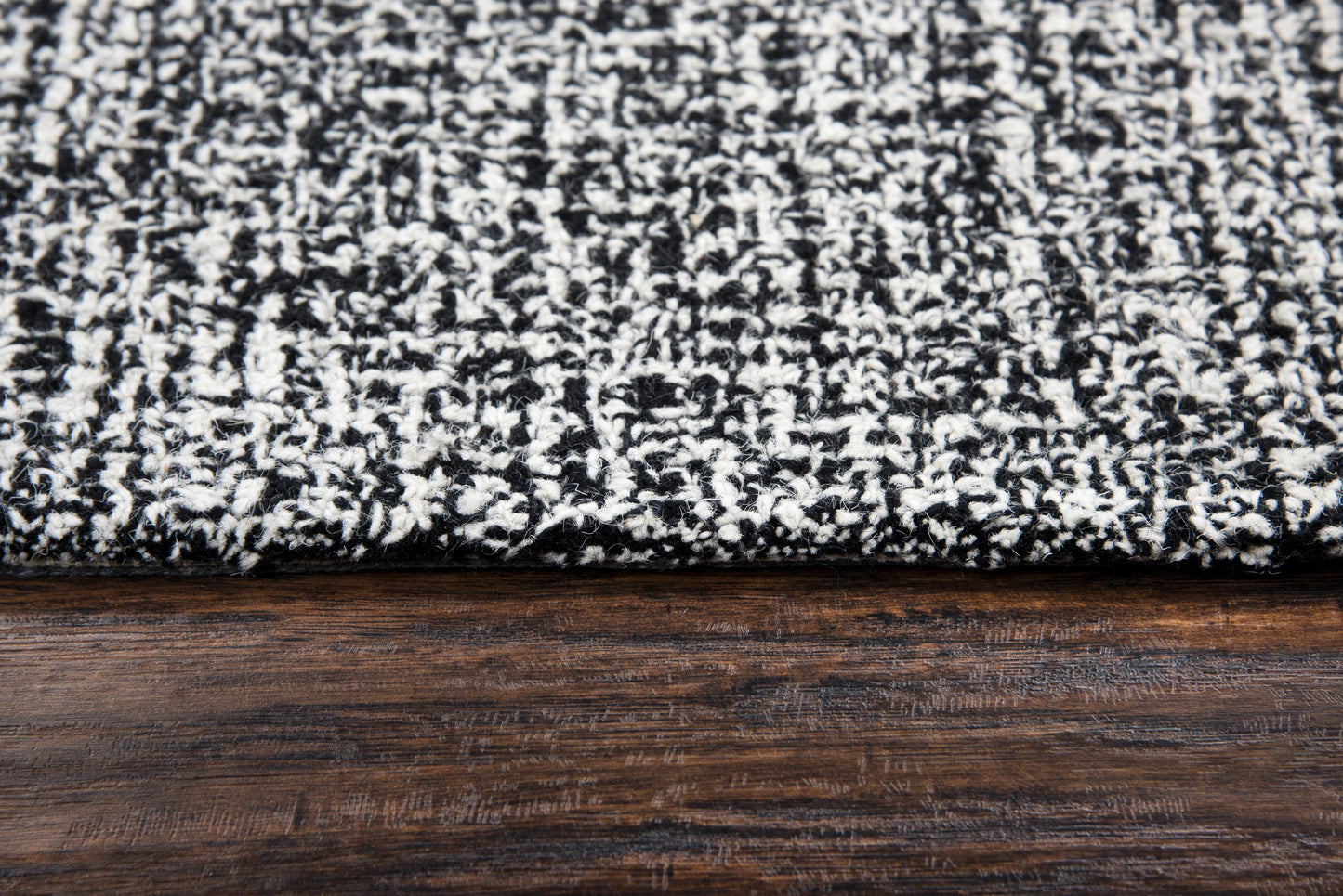 Casual rug, 7' x 10'.