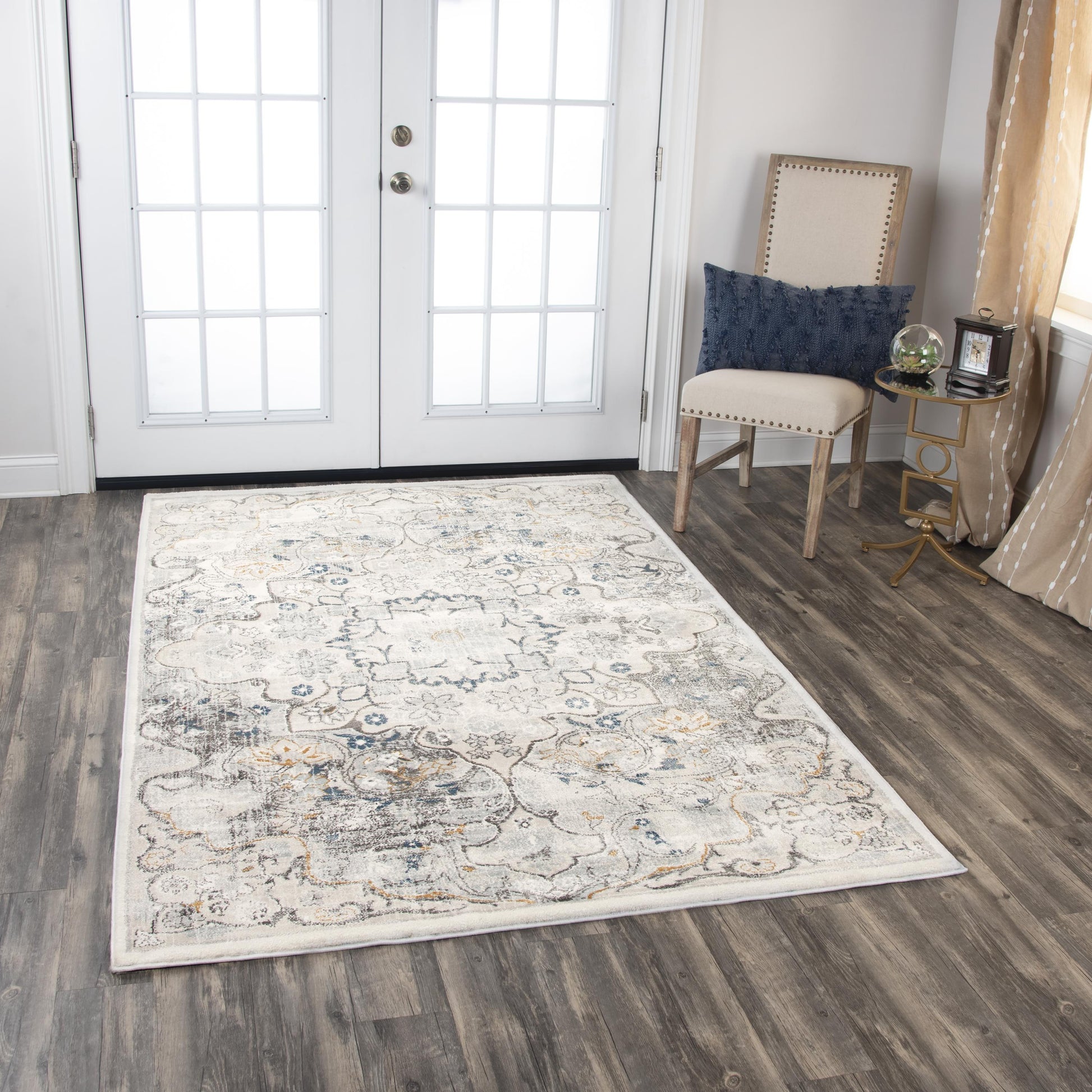 Traditional rug, 4' x 6'.