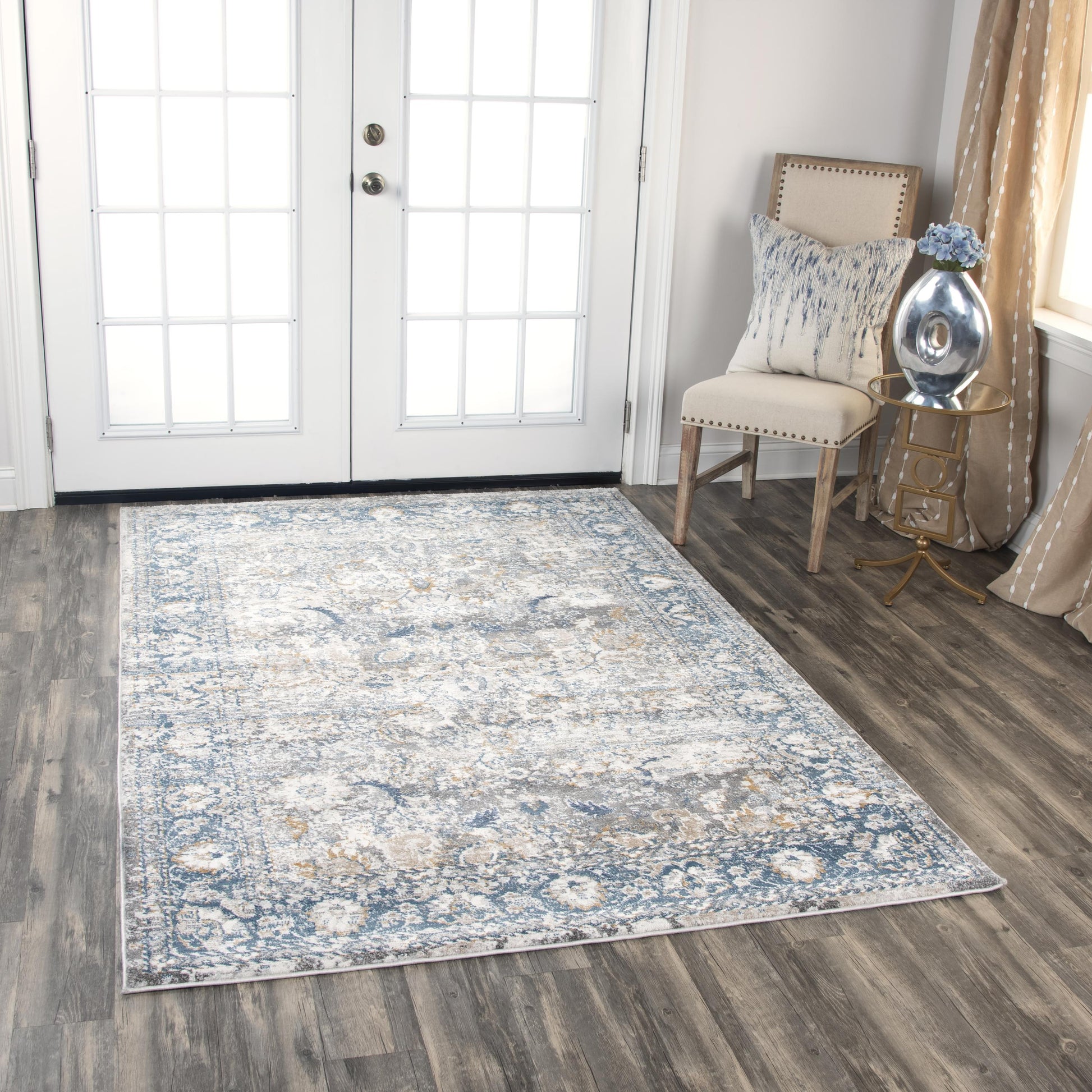 Traditional rug, 2' x 8'.