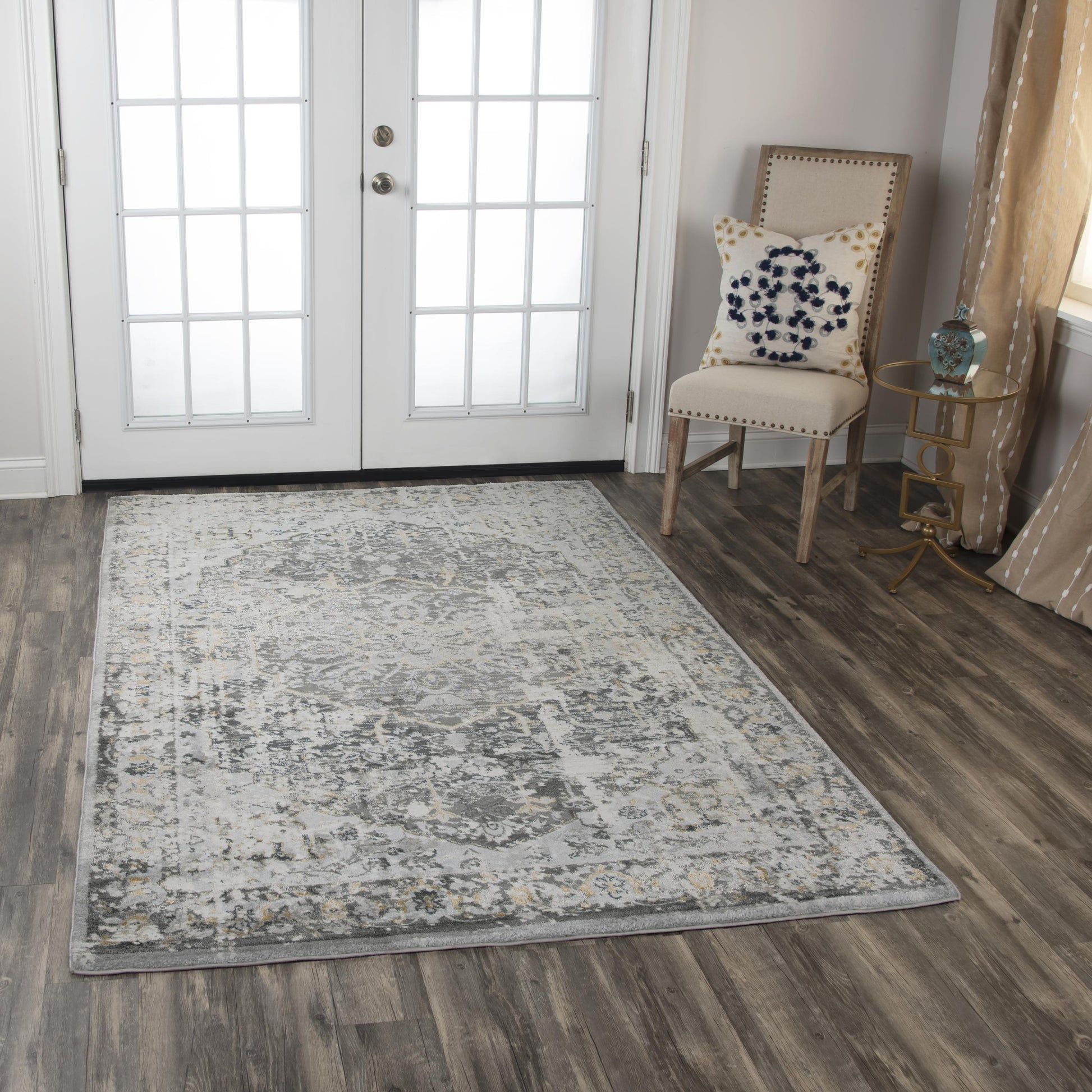 Bristol Traditional rug, 4' x 6'.