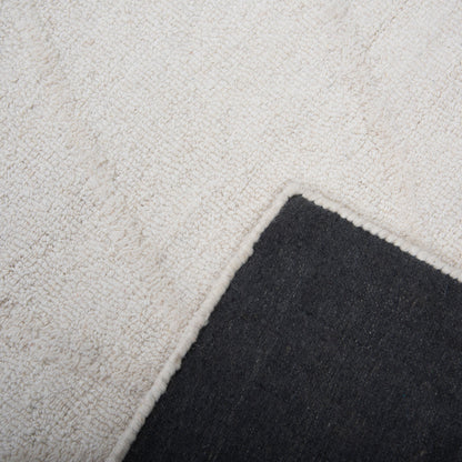 Contemporary rug, 5' x 8'.