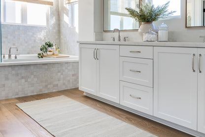 Light-colored rug runner, 3' x 8