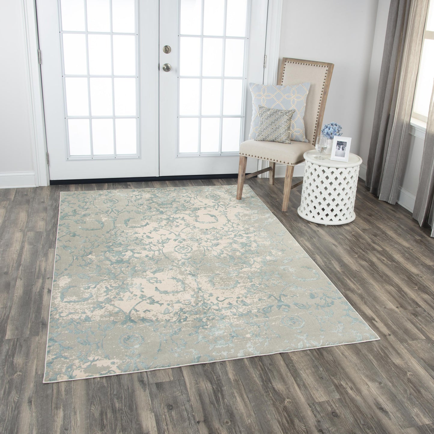 Transitional rug, 4' x 6'.