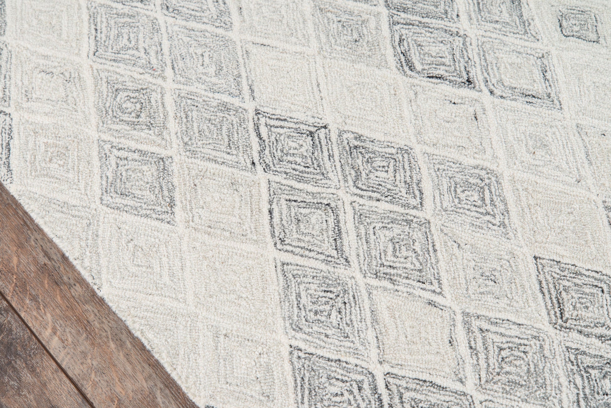 Light gray geometric rug with diamond motif.
