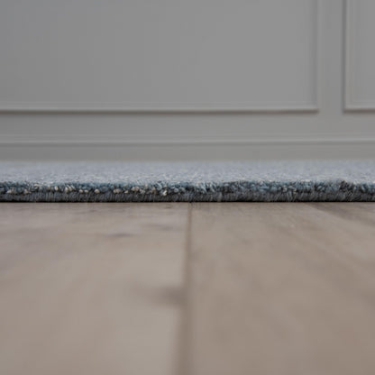 Casual rug, 5' x 8'.