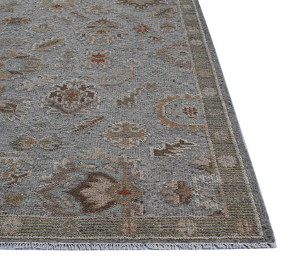 Traditional area rug, 9' x 12'.