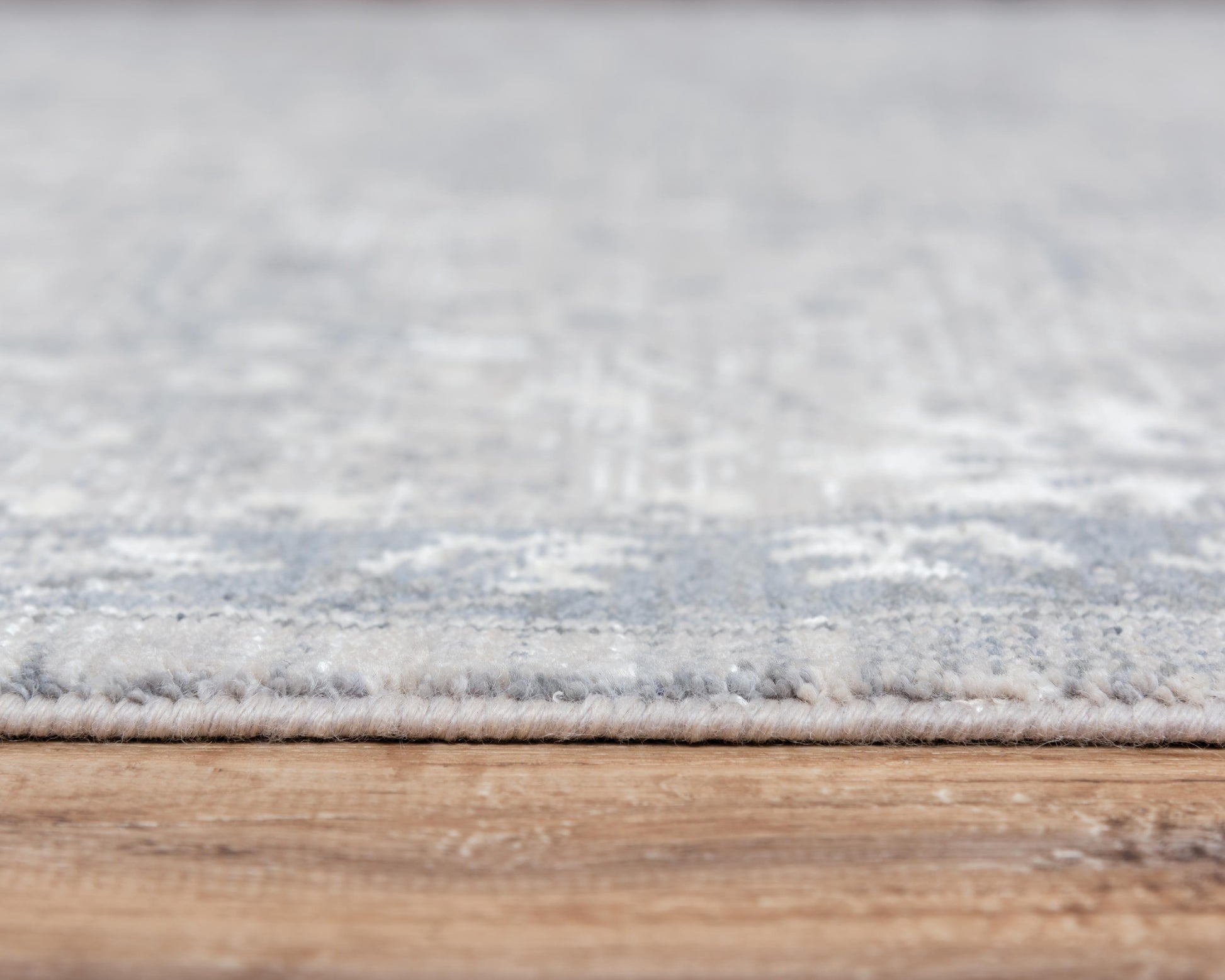 Traditional 2' x 8' rug