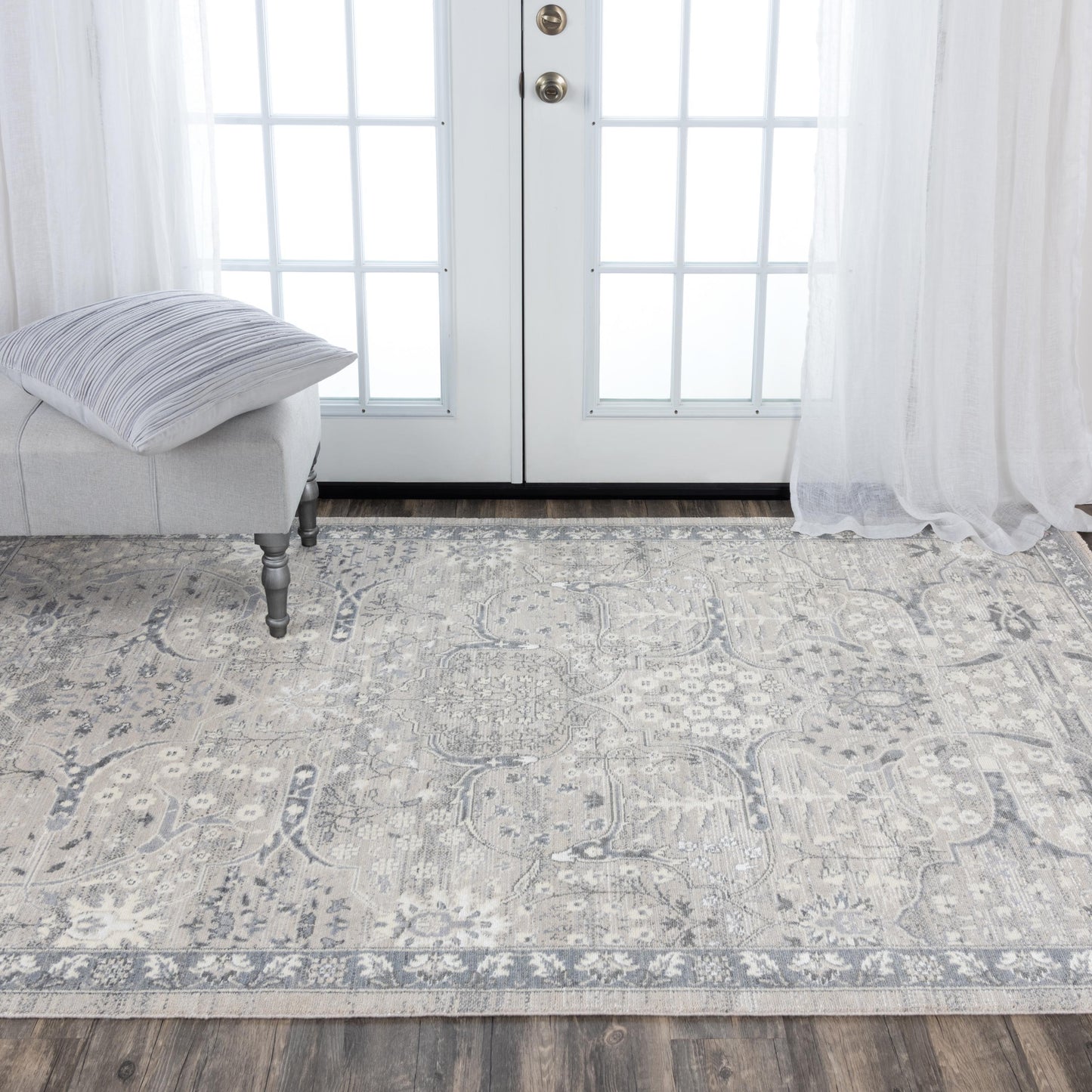Traditional 2' x 3' rug.