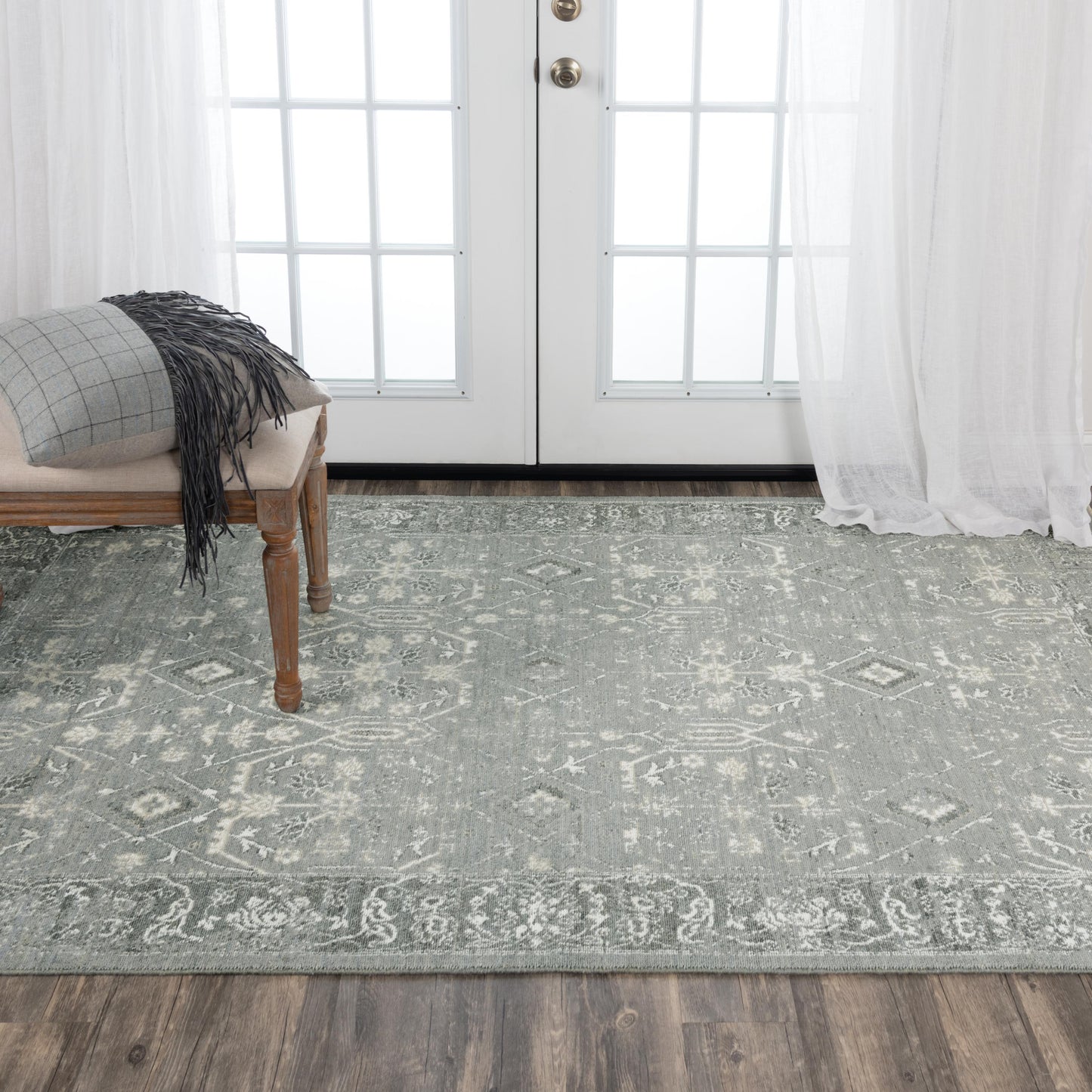 Traditional rug, 2' x 3'.
