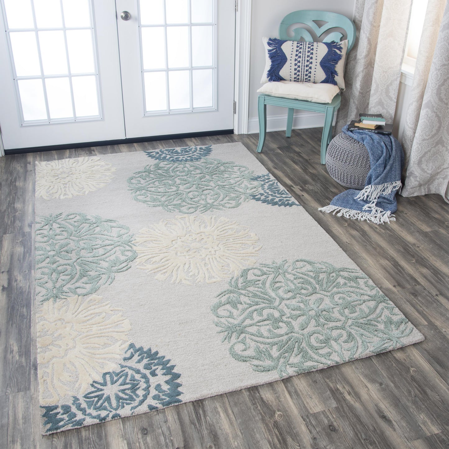 Transitional 10' round rug