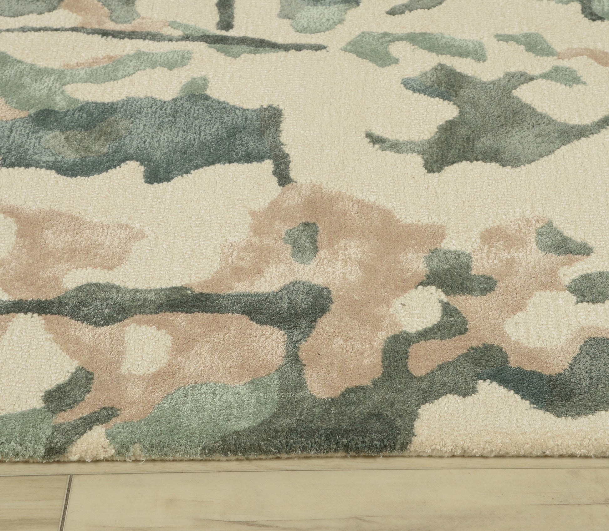 Elisa rug, contemporary style, 2' x 3'.
