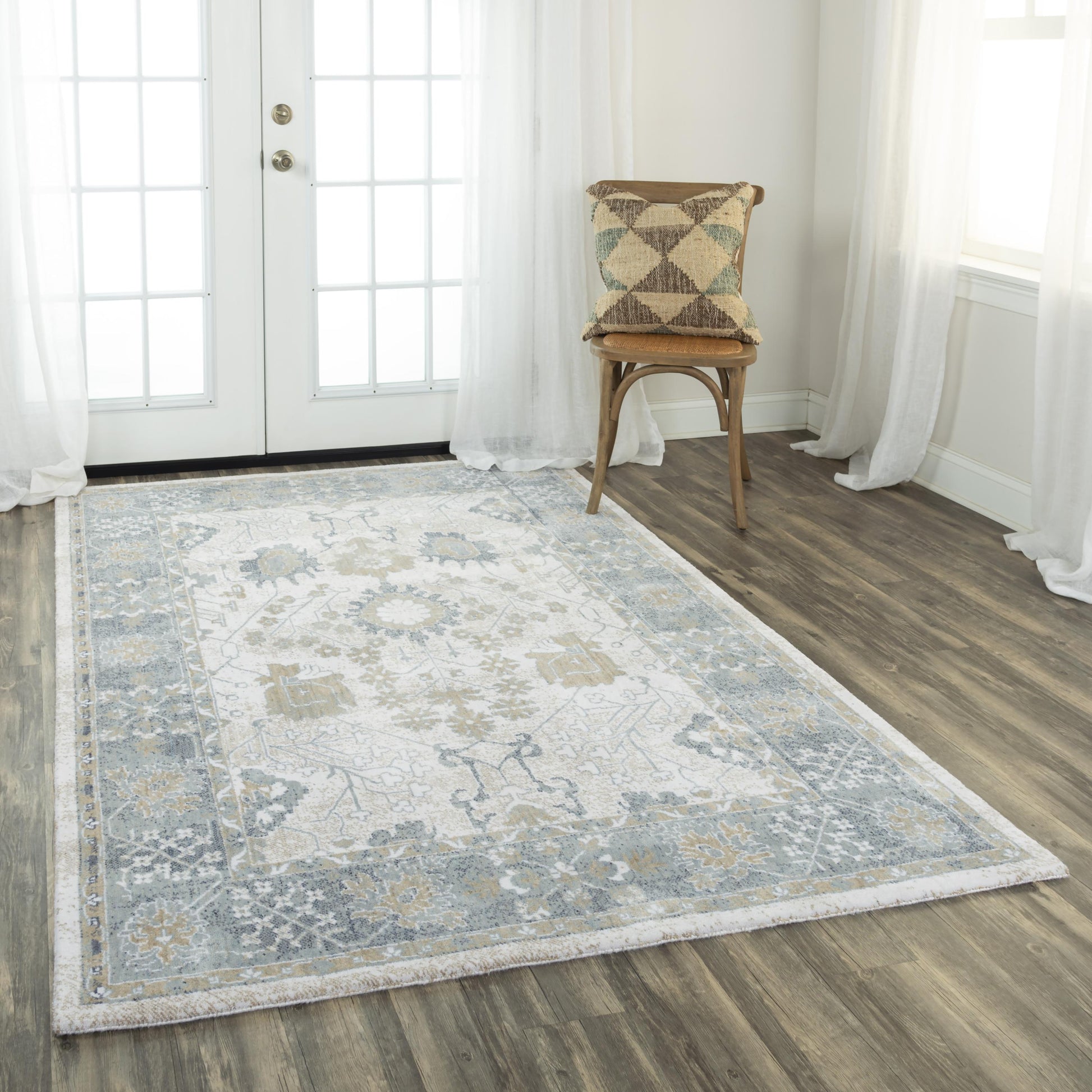 Traditional rug, 2' x 8'.