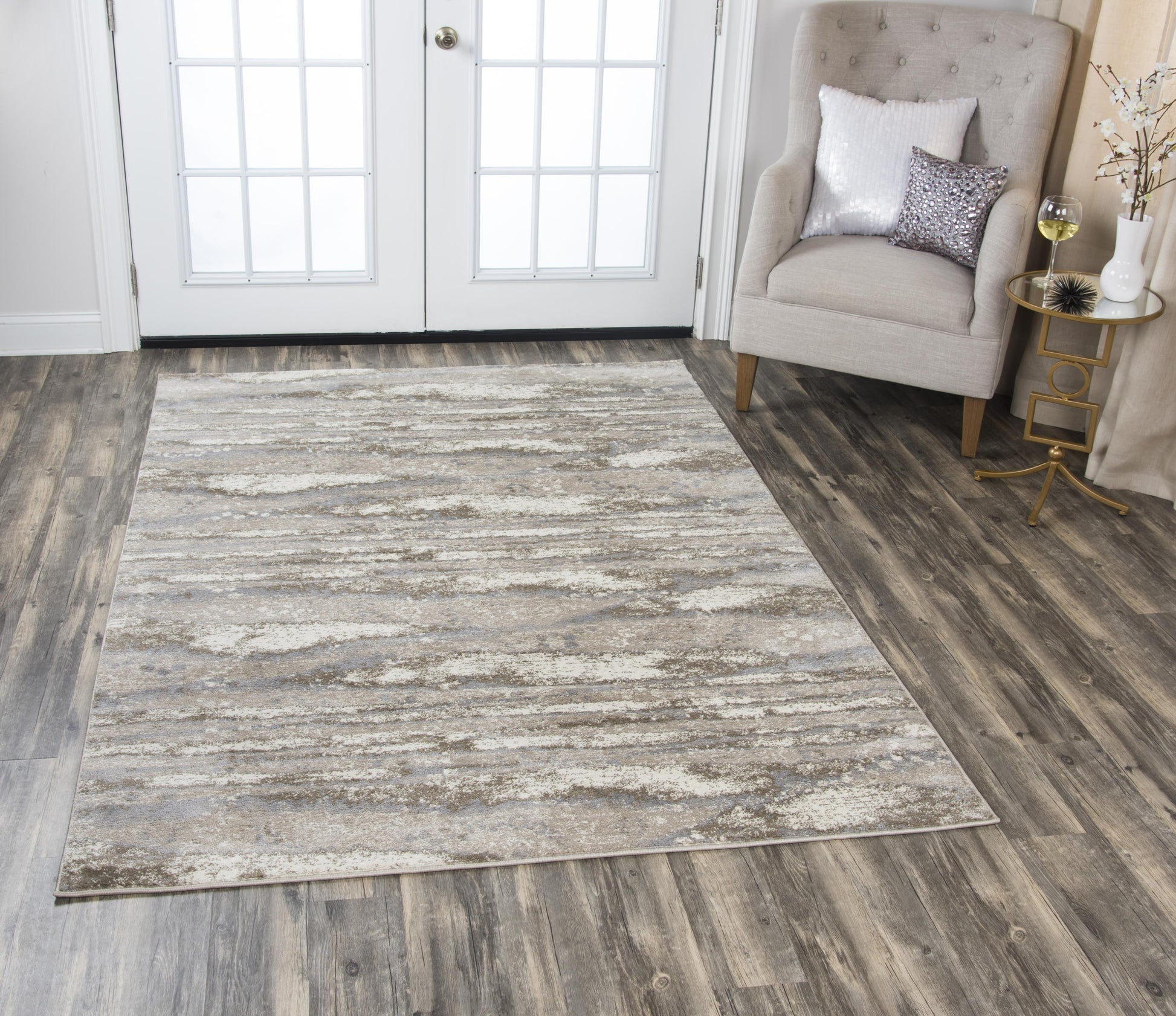 Contemporary rug, 5' x 7", patterned design.