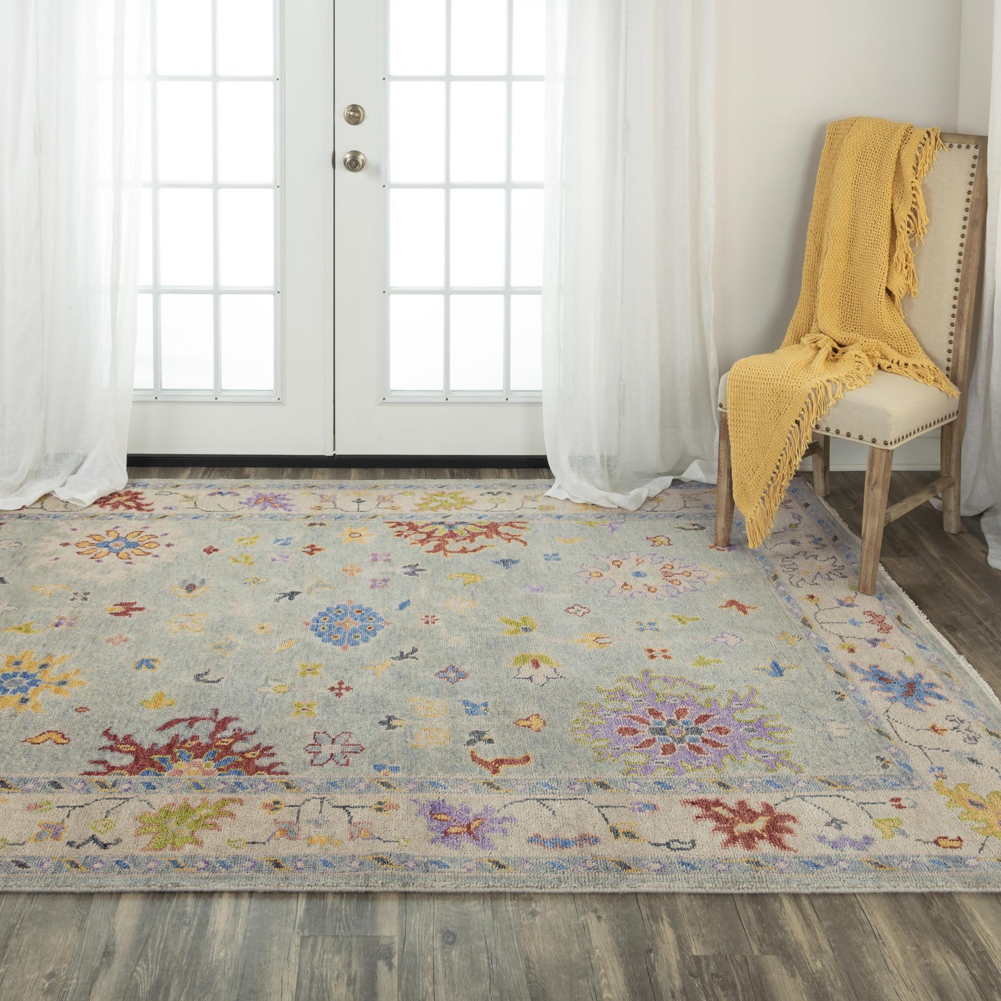 Traditional area rug, 8' x 10'.