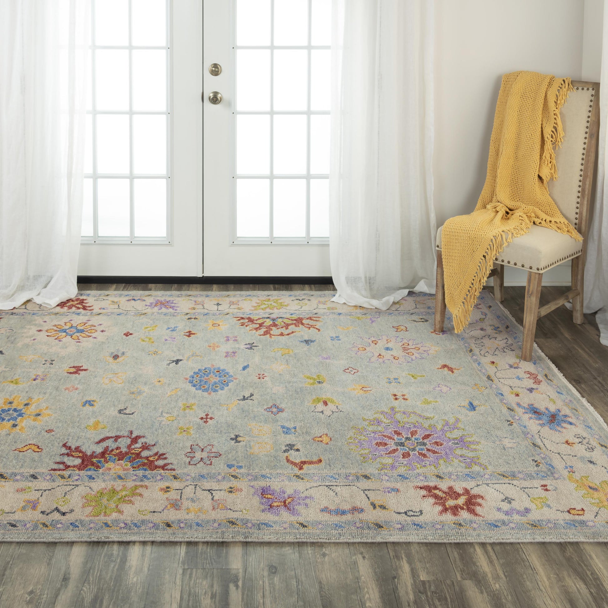 Traditional area rug, 8' x 10'.