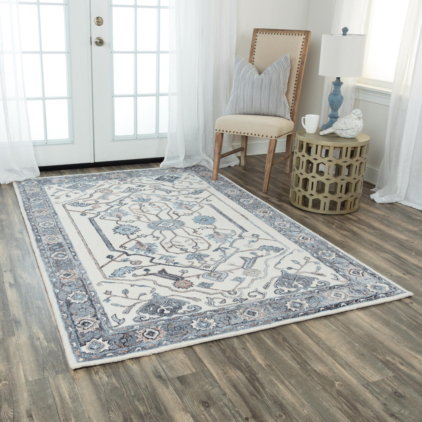 Traditional rug, 5' x 8'.