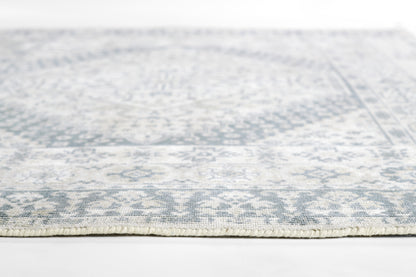 Gray & ivory rectangular area rug with geometric pattern and fringed edge, 2' x 3'.