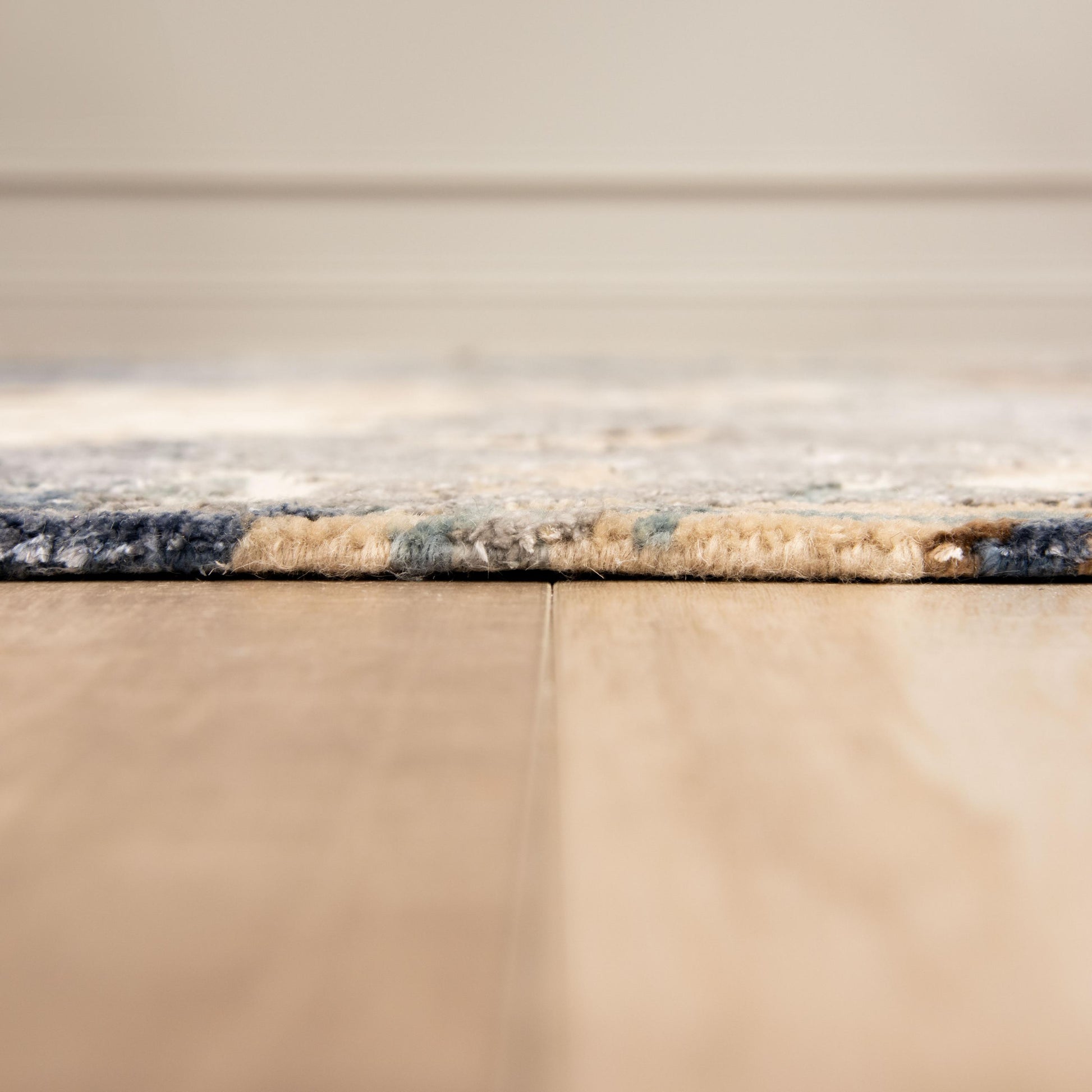 Contemporary area rug, 6' x 9'.
