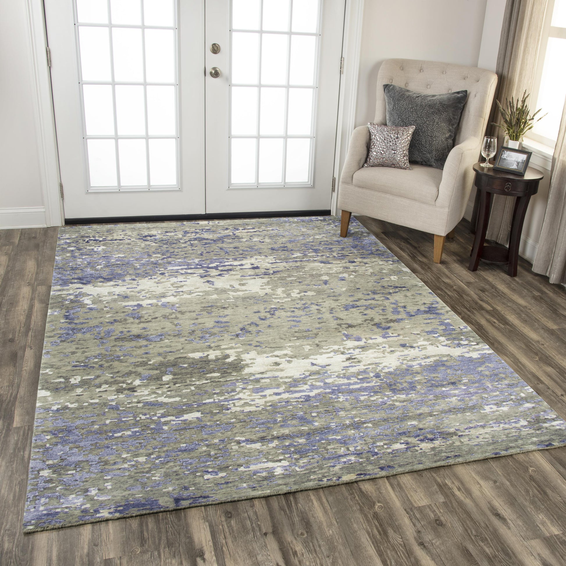 Contemporary rug, 8' x 10'.