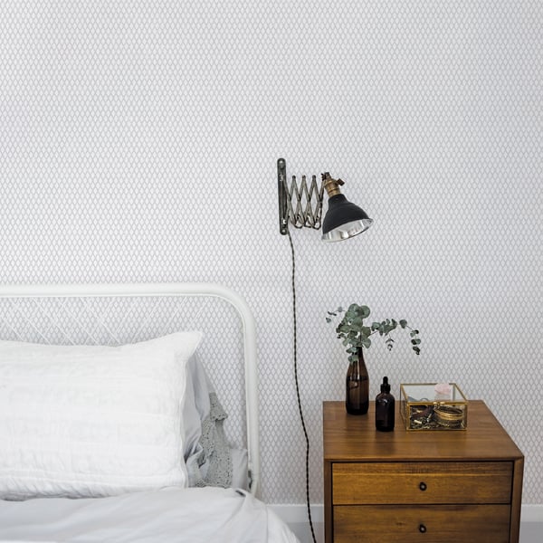 Wallpaper with a silver grey Small Prints Double Links pattern.