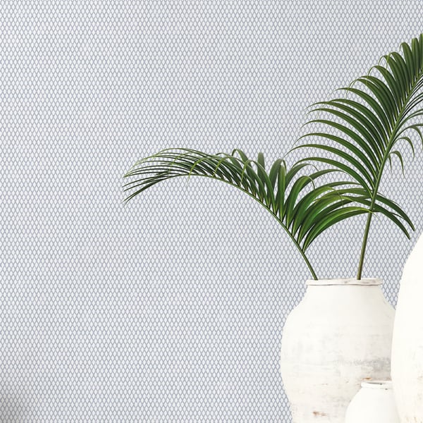 Blue wallpaper with a small double-link pattern.