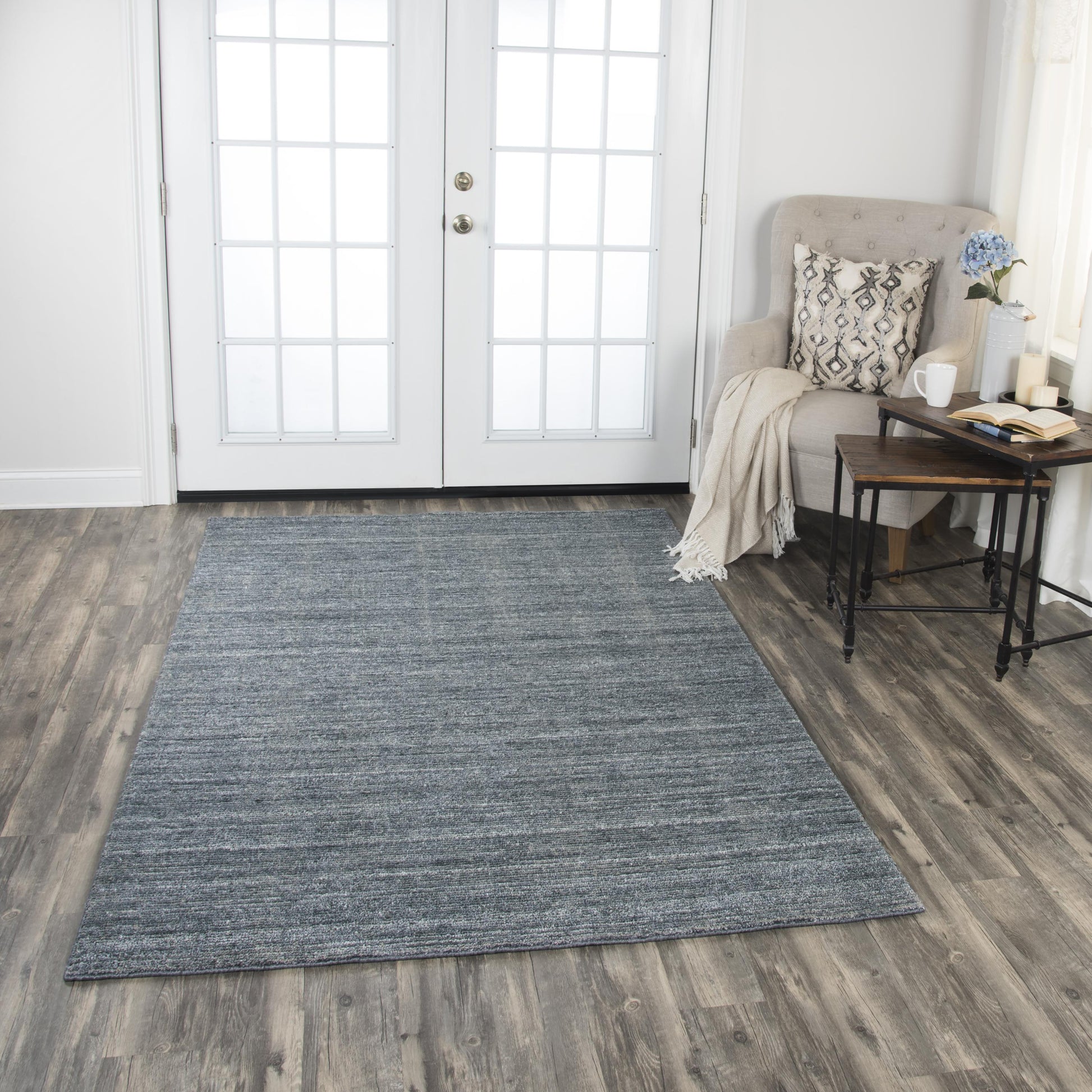 Casual rug 8' x 10'.