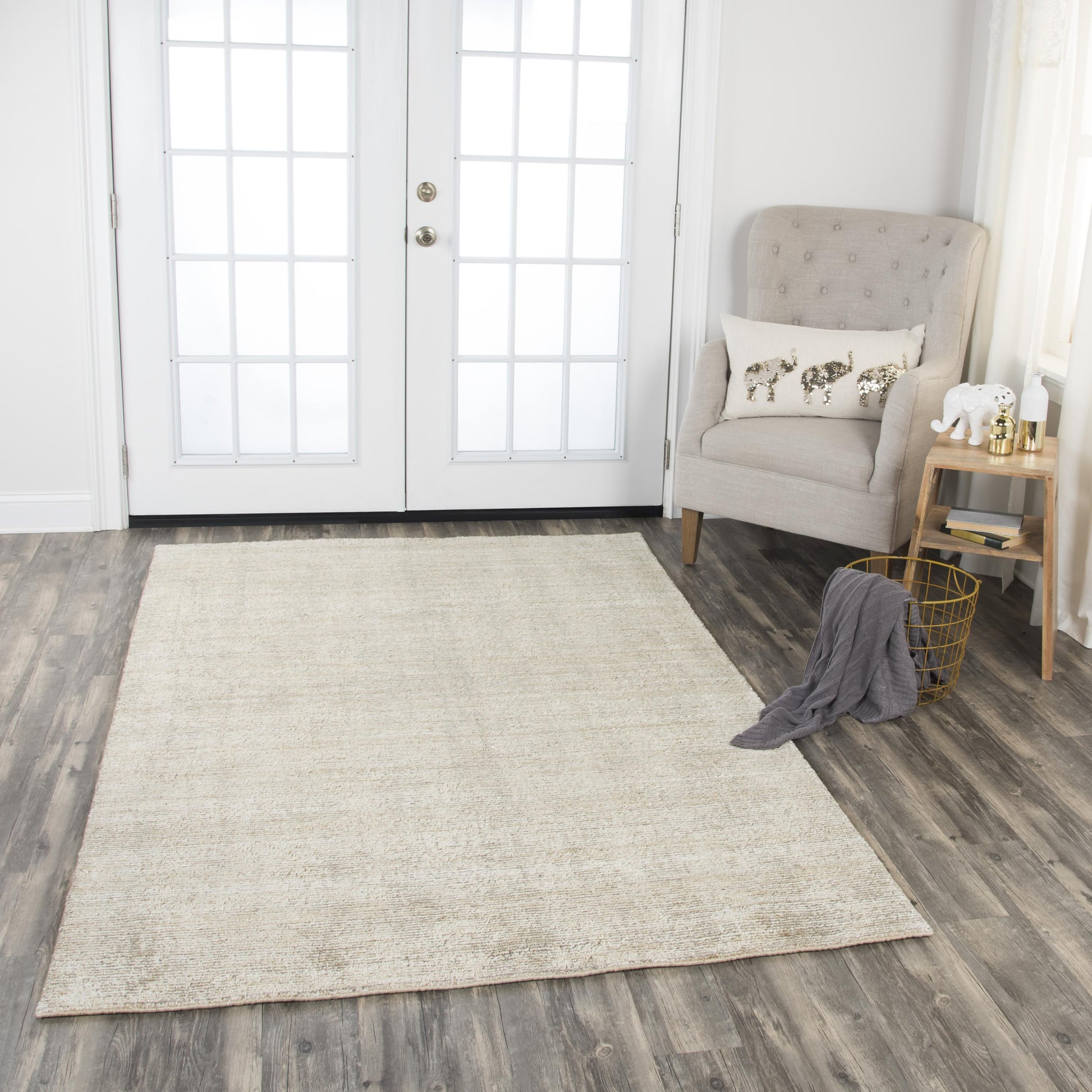 Casual rug, 5' x 8'.