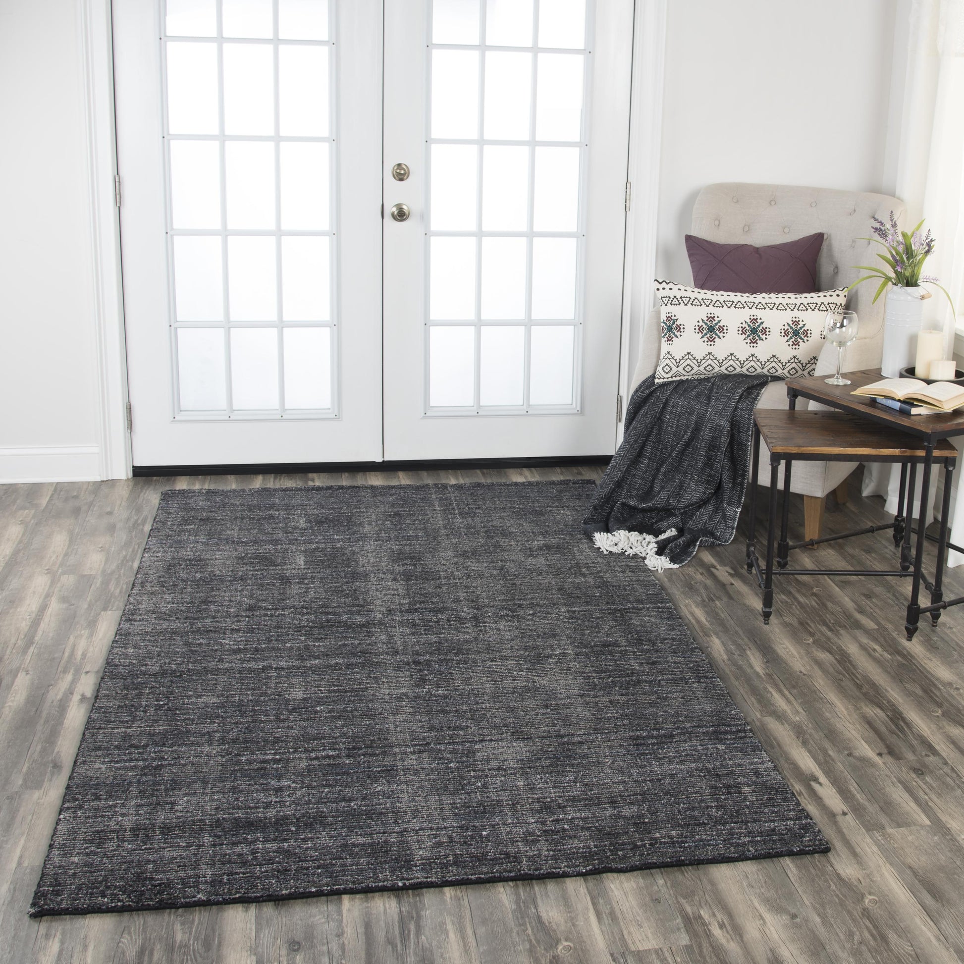 Casual area rug, 9' x 12'.