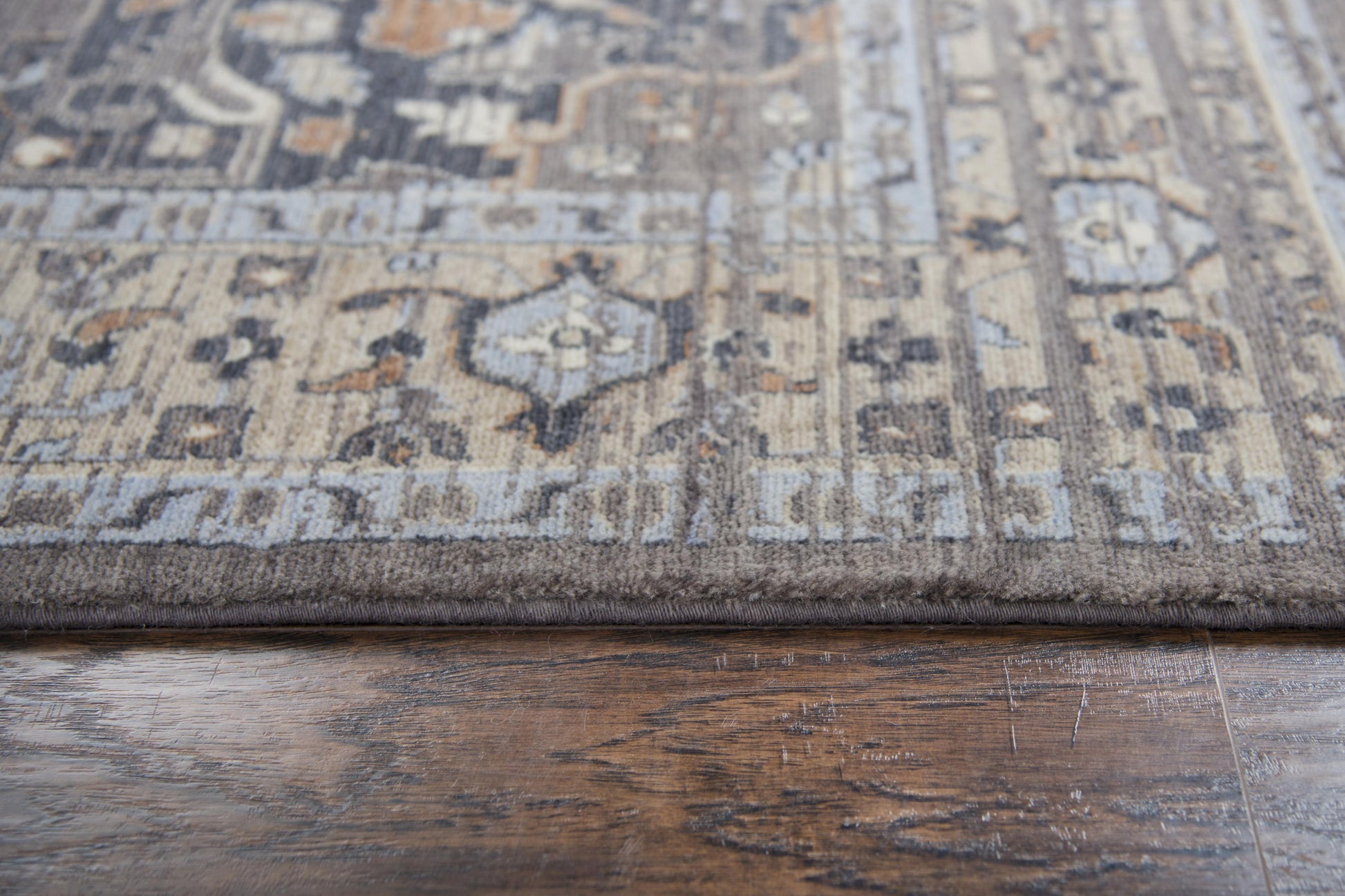 Traditional rug, 3' x 5'.