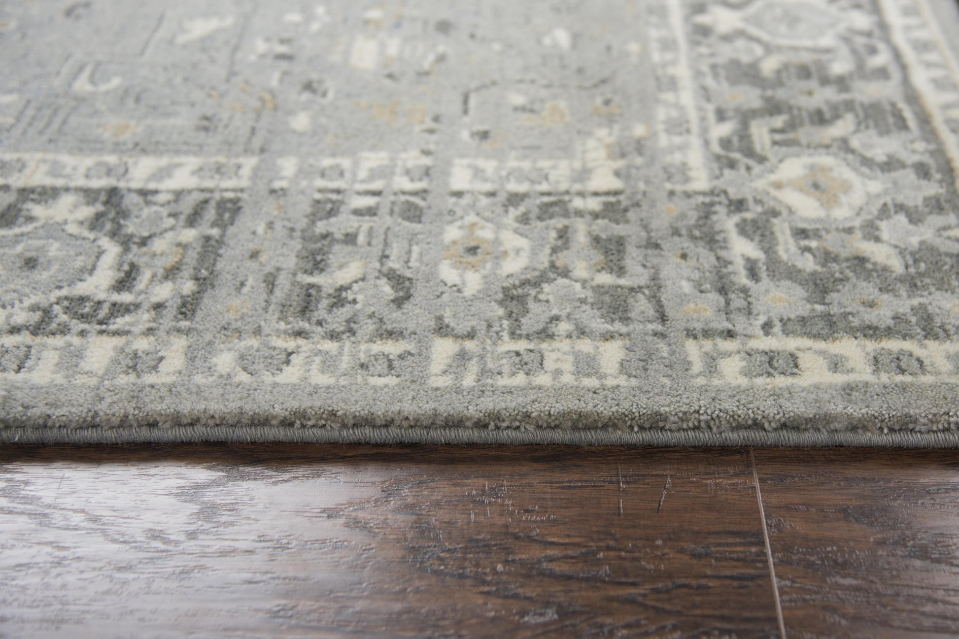 Traditional area rug, 10' x 13'.