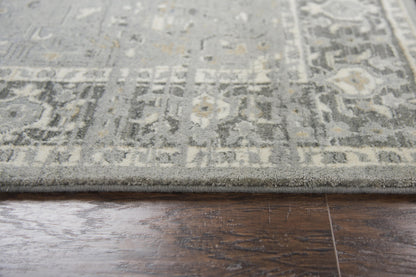 Traditional 8' x 10' area rug.