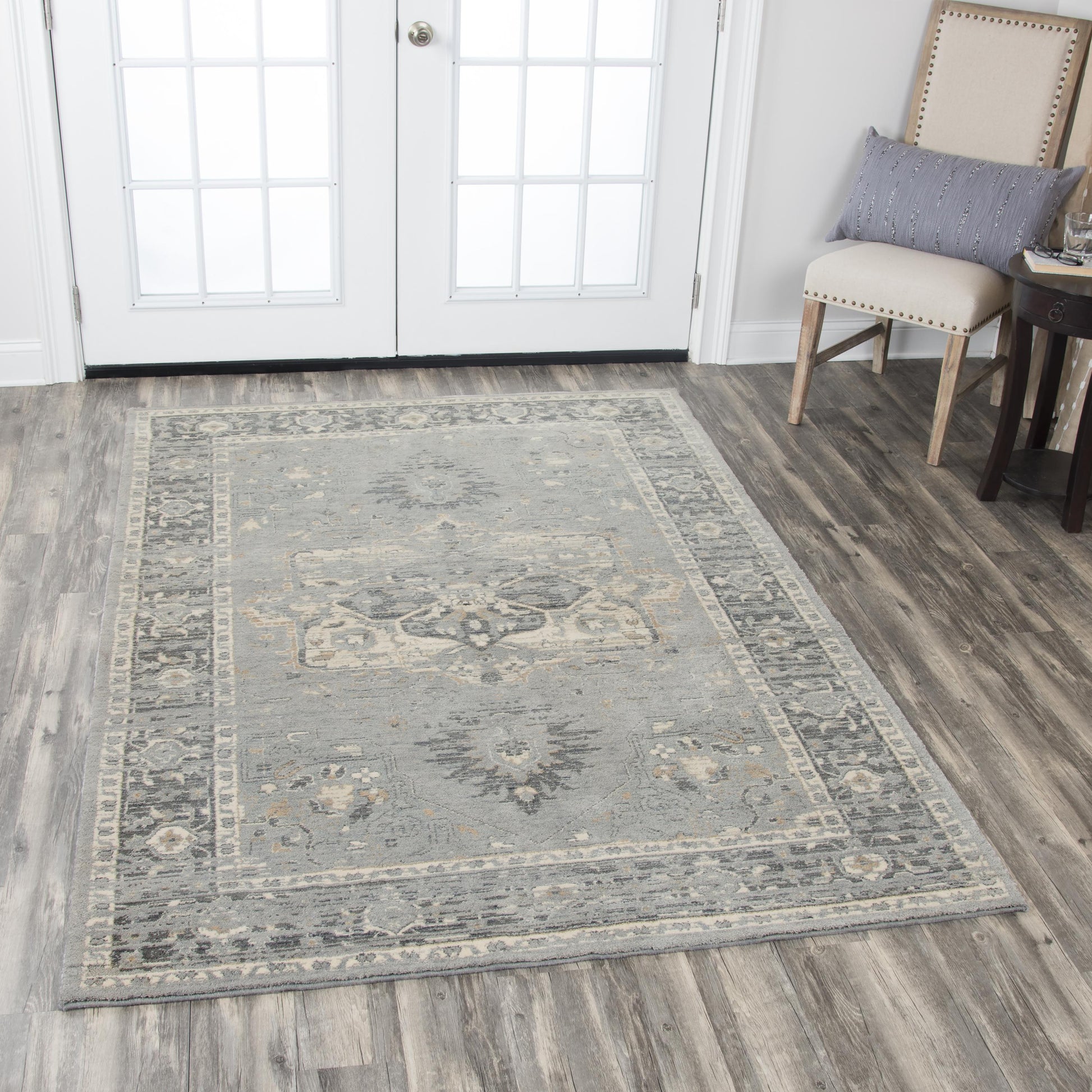 Traditional rug with an intricate pattern, 10' x 13'.