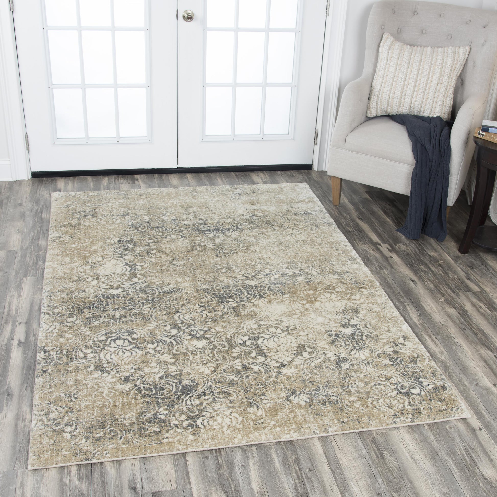 Transitional area rug, 2' x 3'.