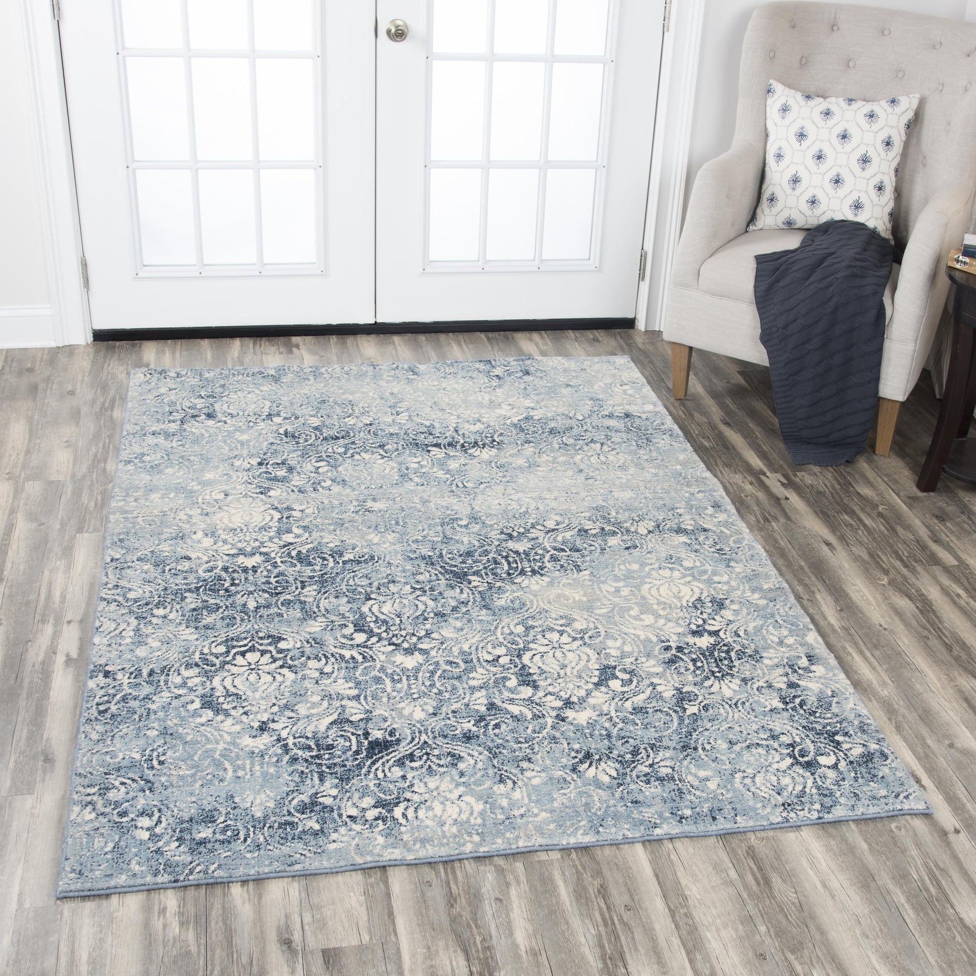 Gossamer traditional rug, 2' x 3'.