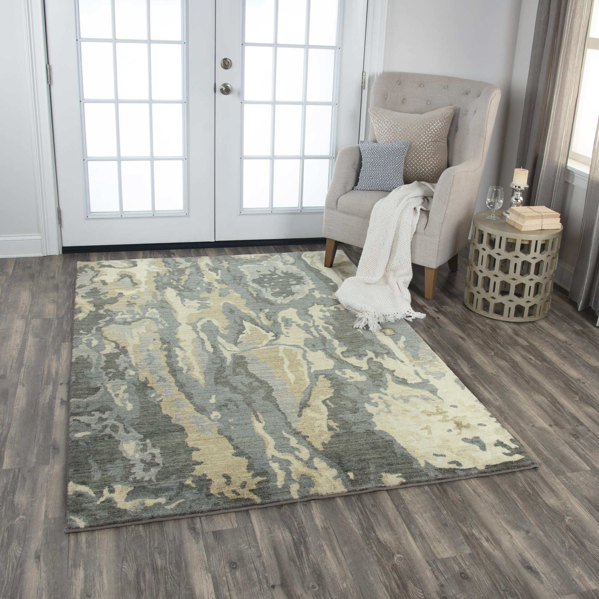 Large contemporary rug measuring 10' x 13'.