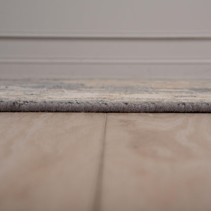 Traditional area rug, 4' x 6'.