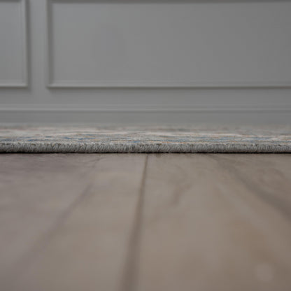 Traditional rug, 6' x 9'.