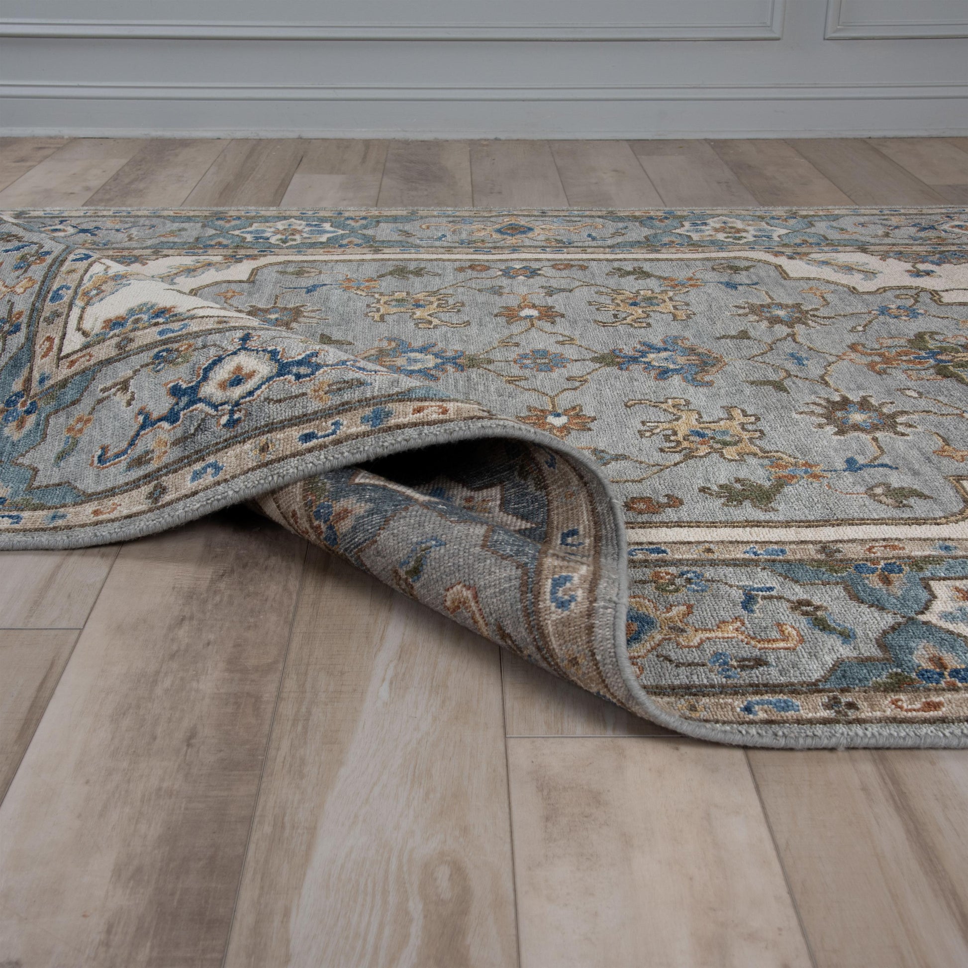 Traditional rug, 2' x 3'.