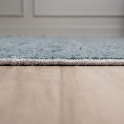 Hilton traditional rug, 2' x 3'.