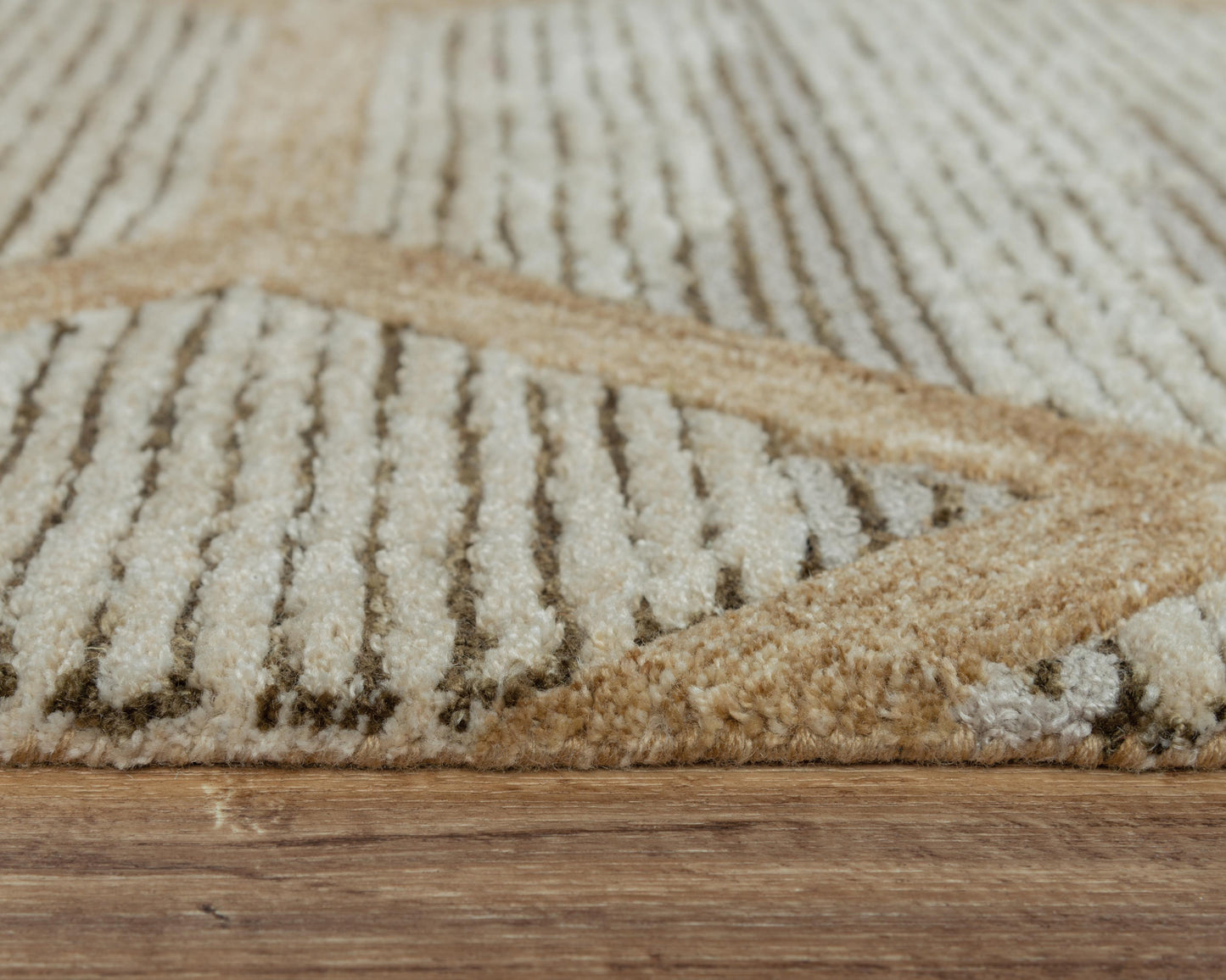 Contemporary rug, 5' x 8'.