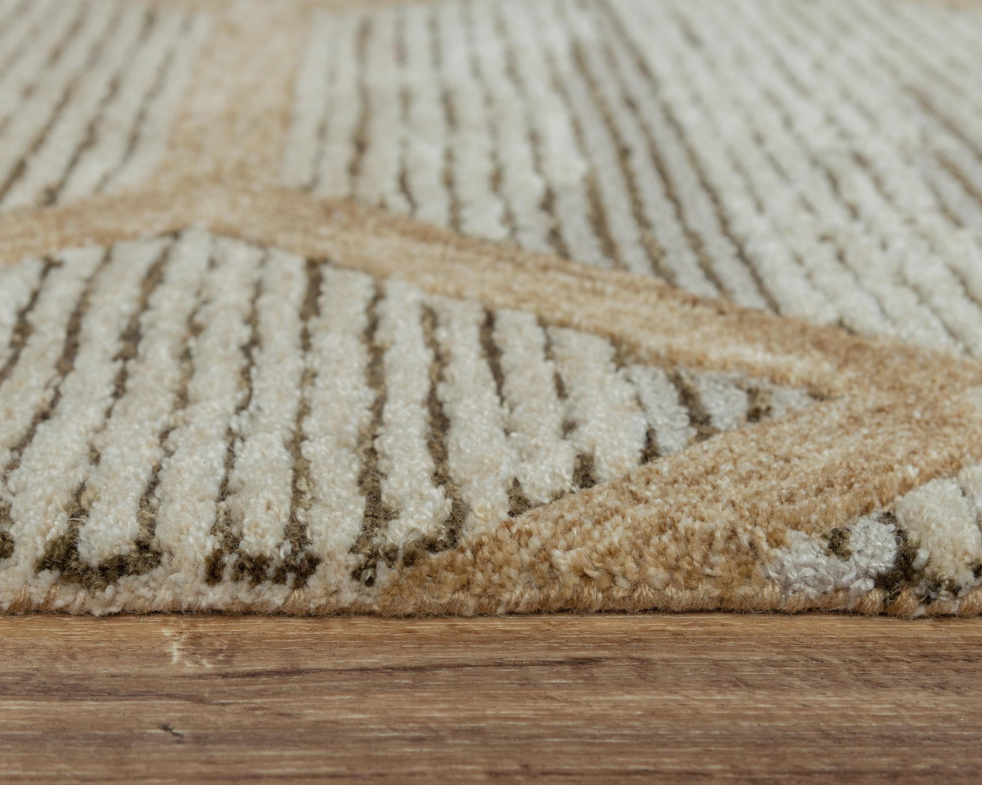 Contemporary rug, 5' x 8'.