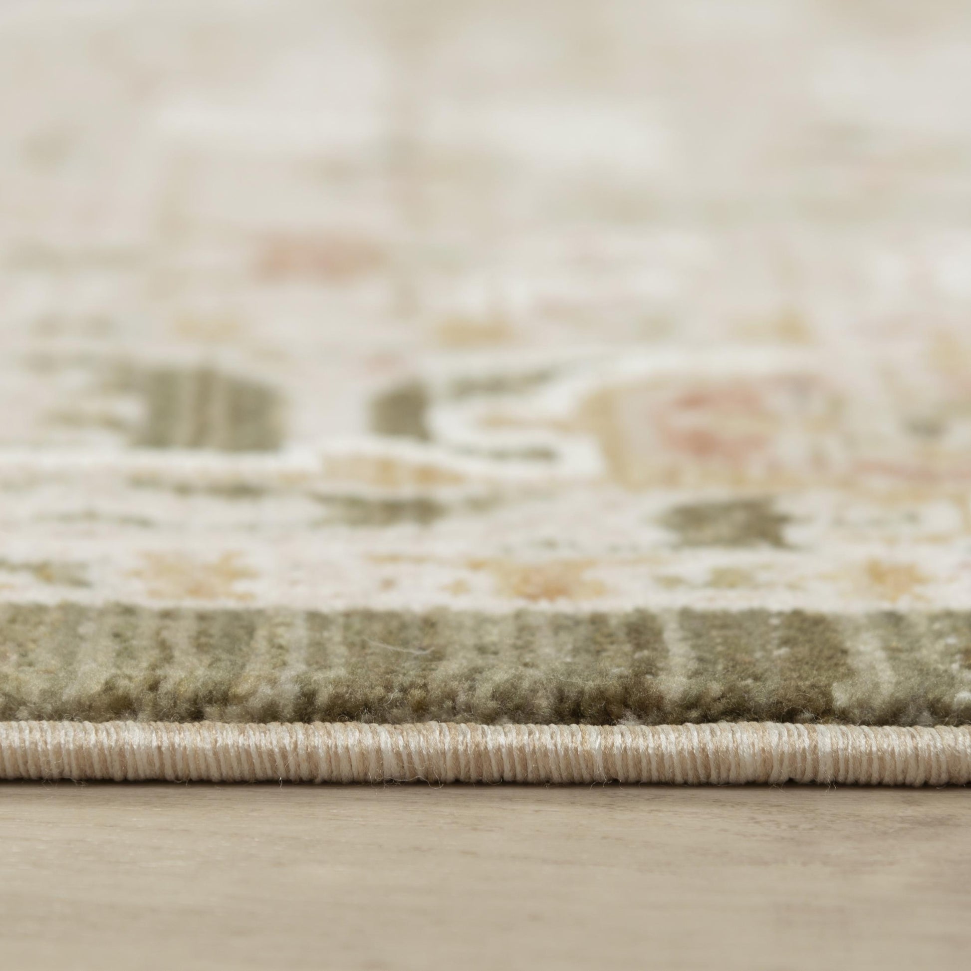 Area rug, 4' x 6'.