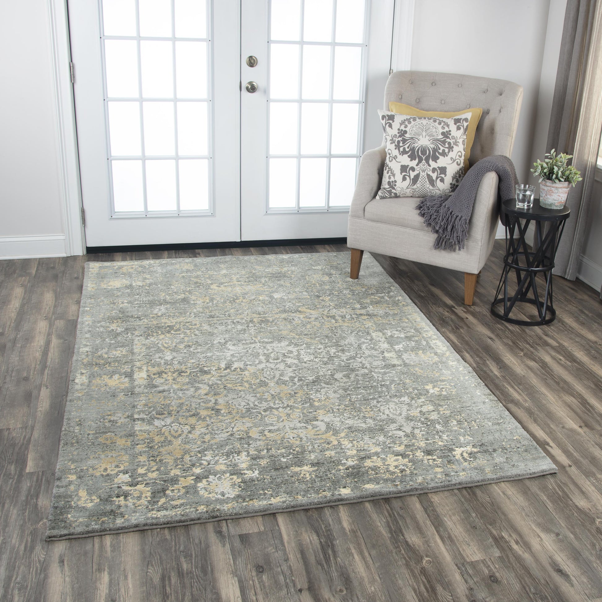 Traditional rug, 10' x 13'.