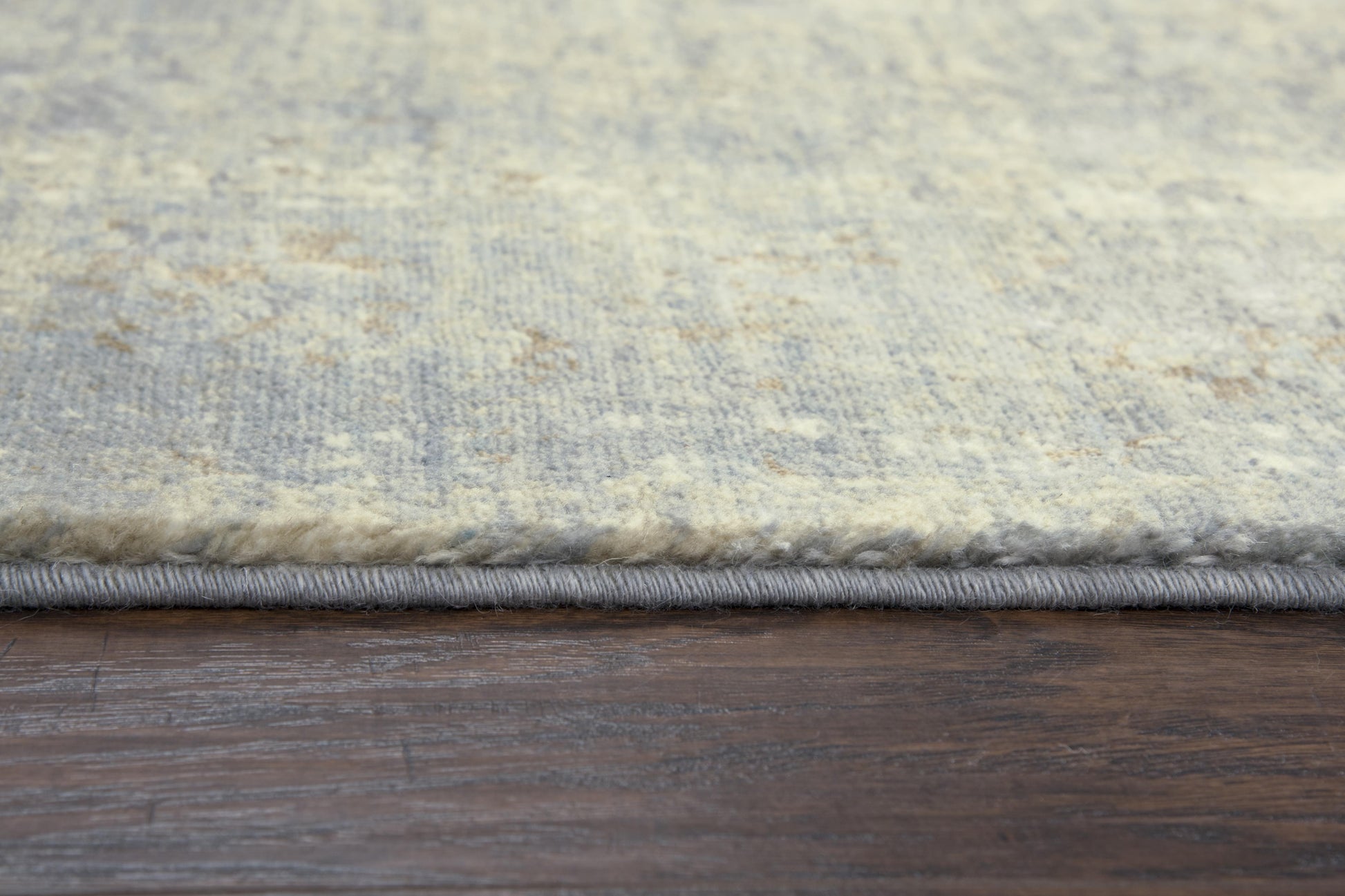 Traditional style rug, 5' x 8' .