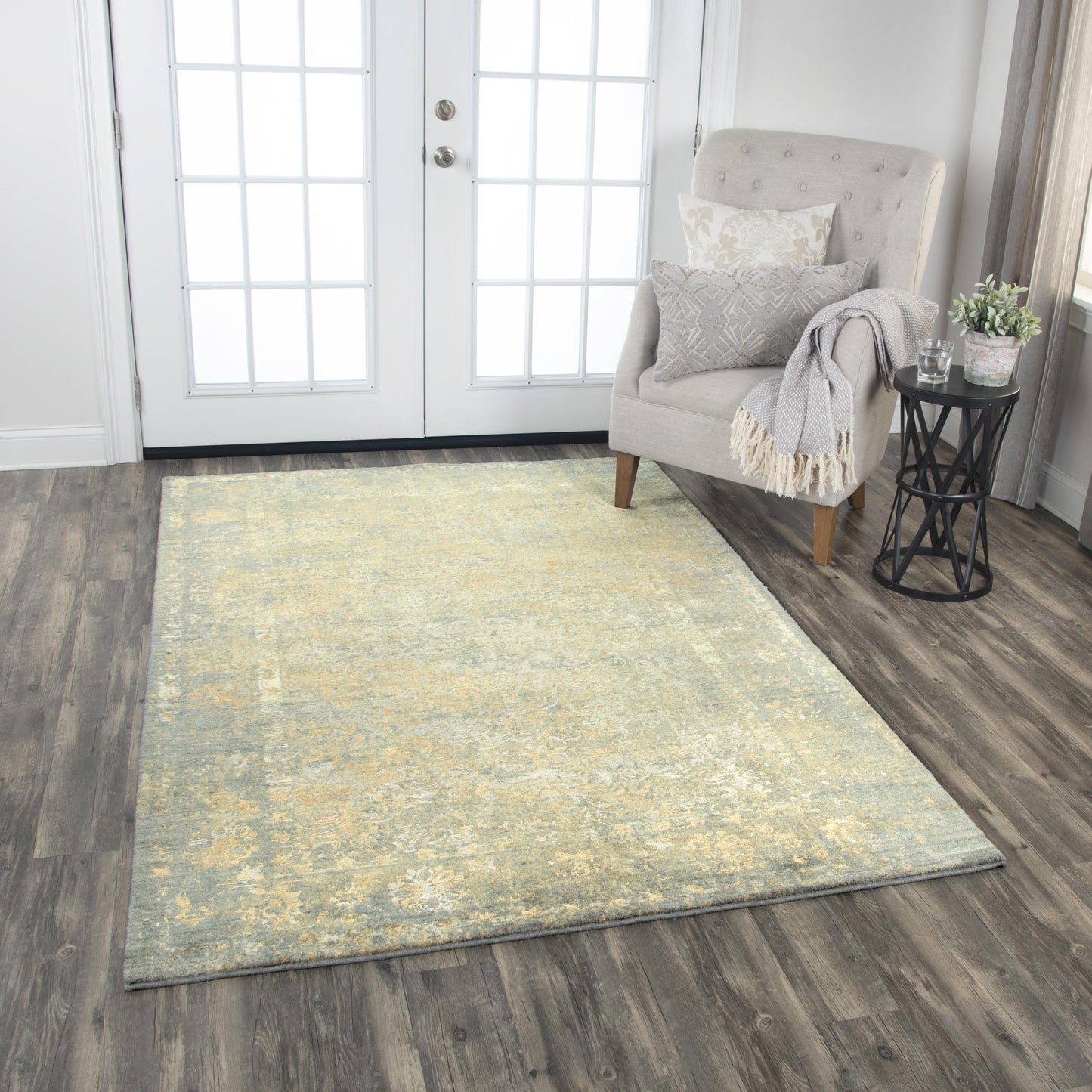 Traditional rug, 8' x 10'.