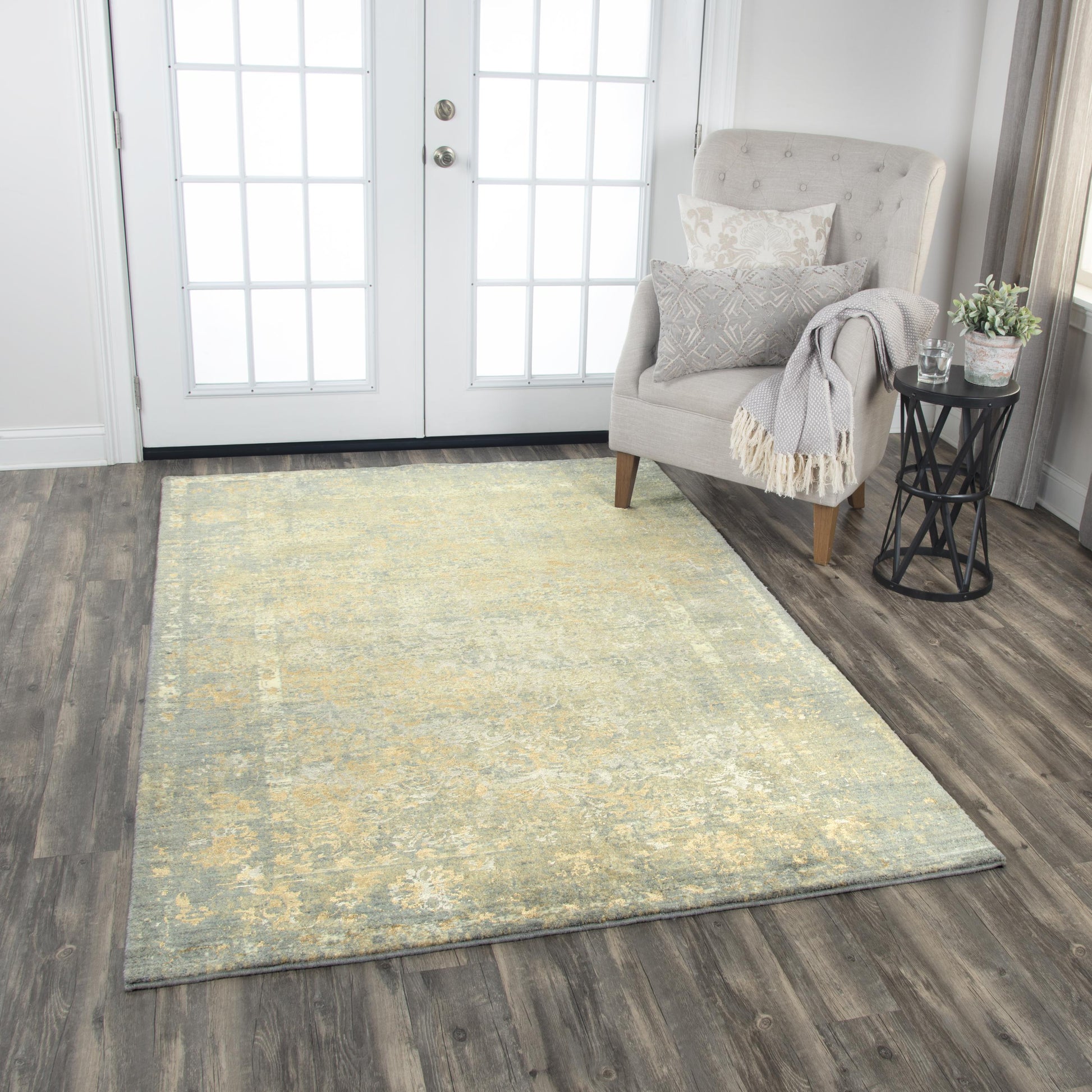 Traditional rug, 8' x 10'.